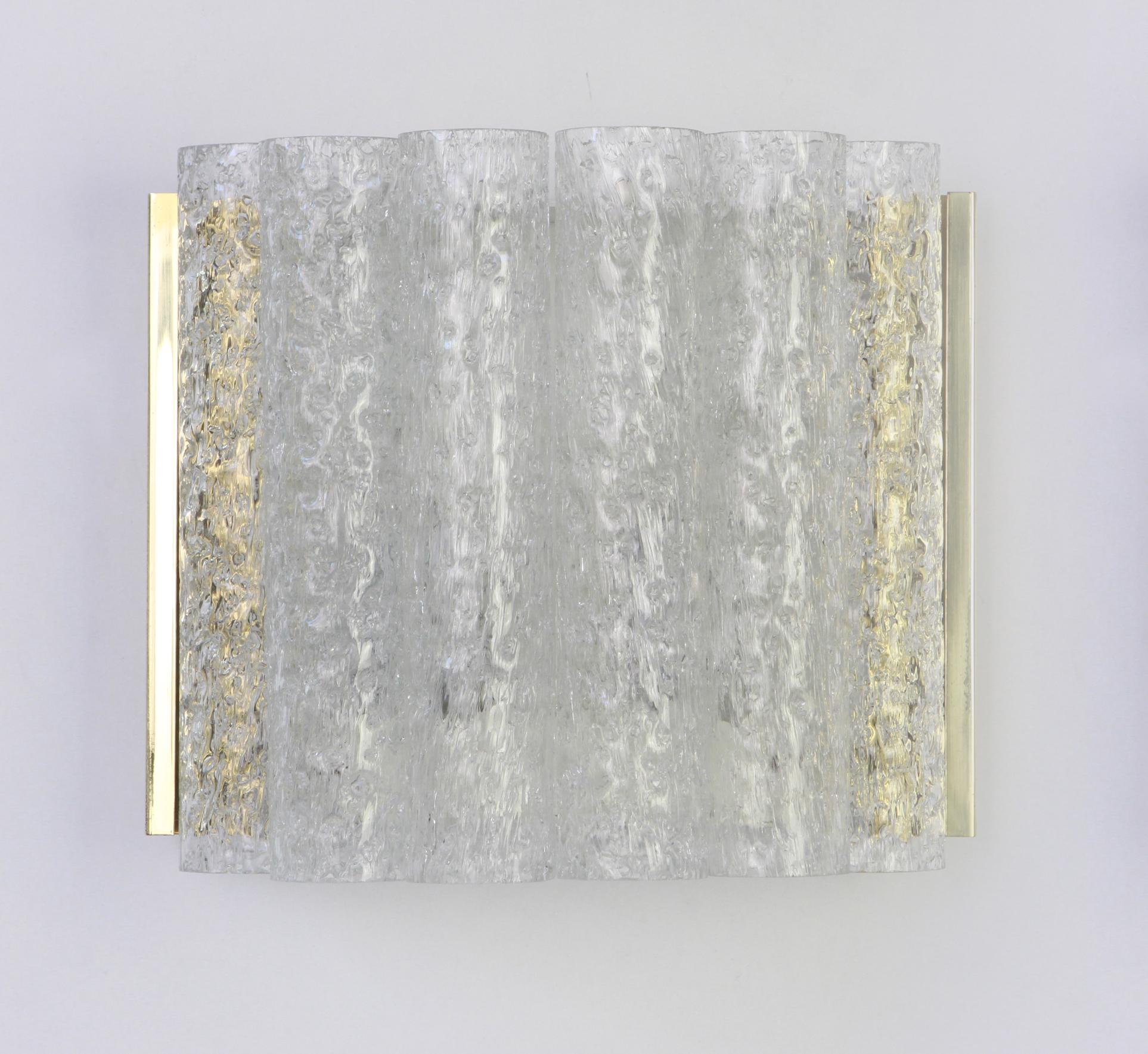 Splendida coppia di appliques della metà del secolo scorso con tubi in vetro di ghiaccio, realizzate da Doria Leuchten Germany, circa 1960-1969.


Di alta qualità e in ottime condizioni. Pulito, ben cablato e pronto all'uso.

Ogni applique