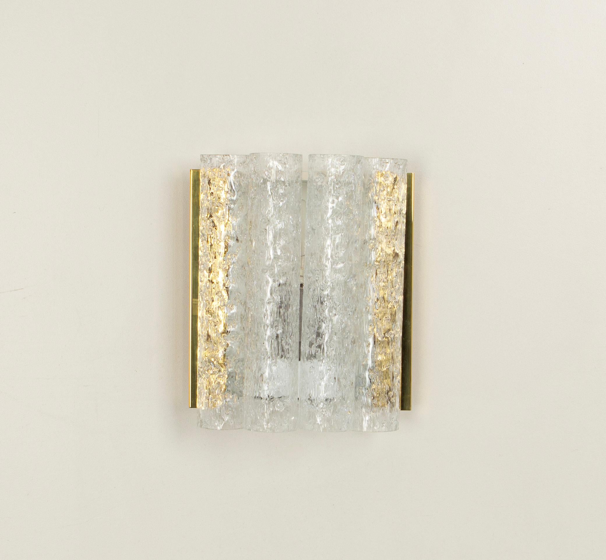 Splendida coppia di appliques della metà del secolo scorso con tubi in vetro di ghiaccio, realizzate da Doria Leuchten Germany, circa 1960-1969.


Di alta qualità e in ottime condizioni. Pulito, ben cablato e pronto all'uso.

Ogni applique richiede