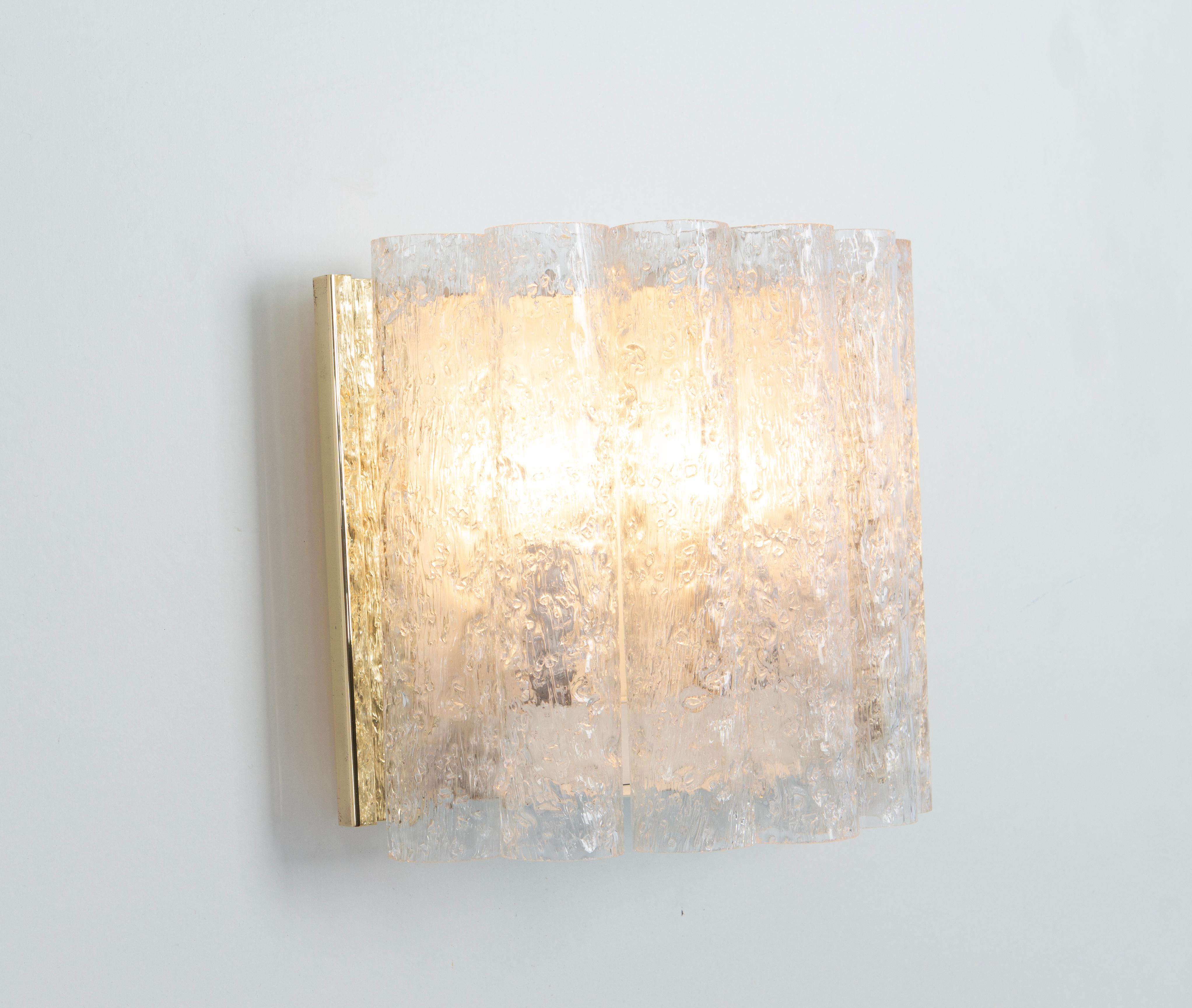 Vetro di Murano Coppia di lampade da parete in ottone e vetro di Doria, Germania, anni '60 in vendita