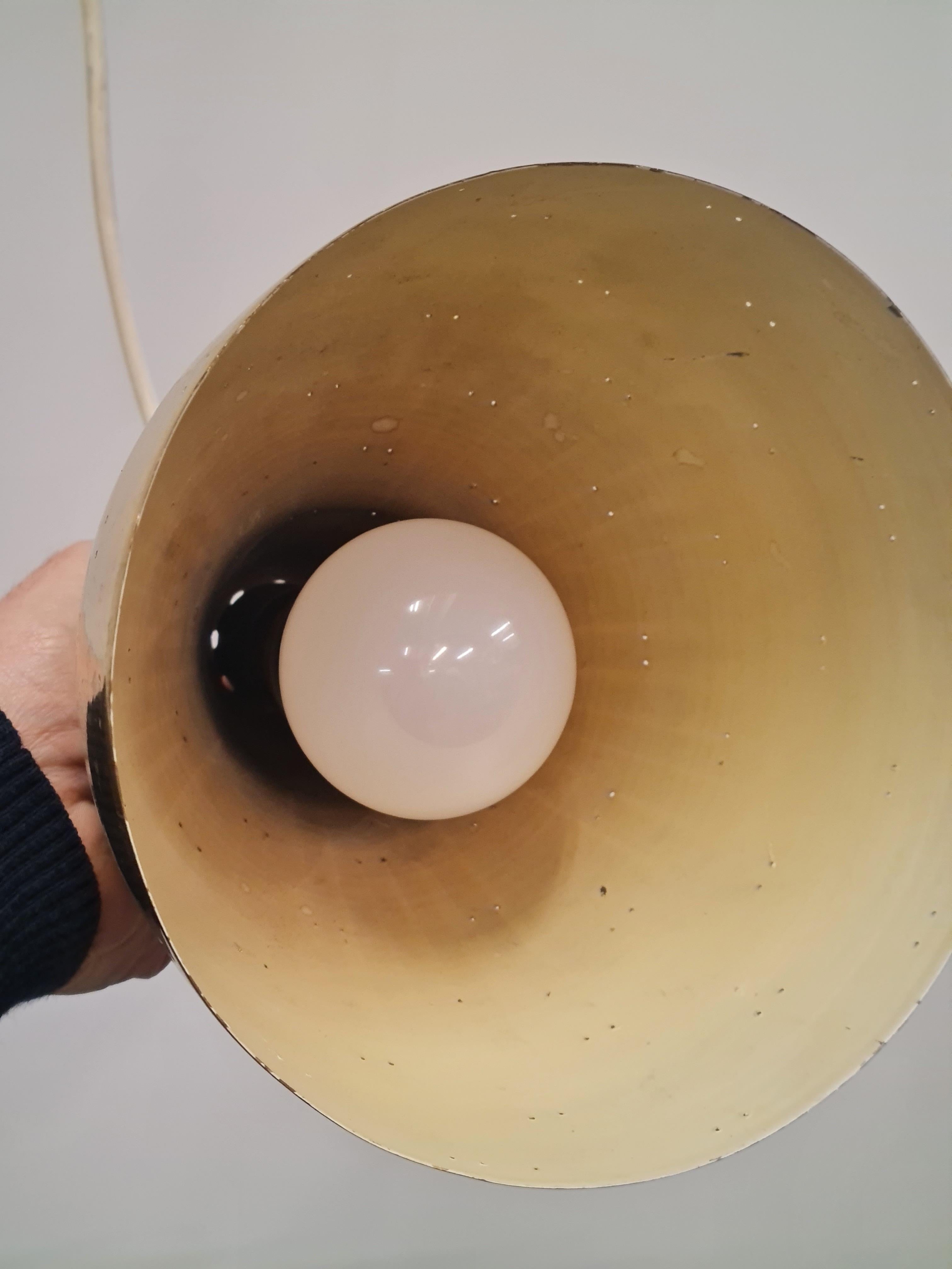 Coppia di pendenti da soffitto in ottone traforato Bijou modello ER 84, Itsu anni '50 in vendita 7