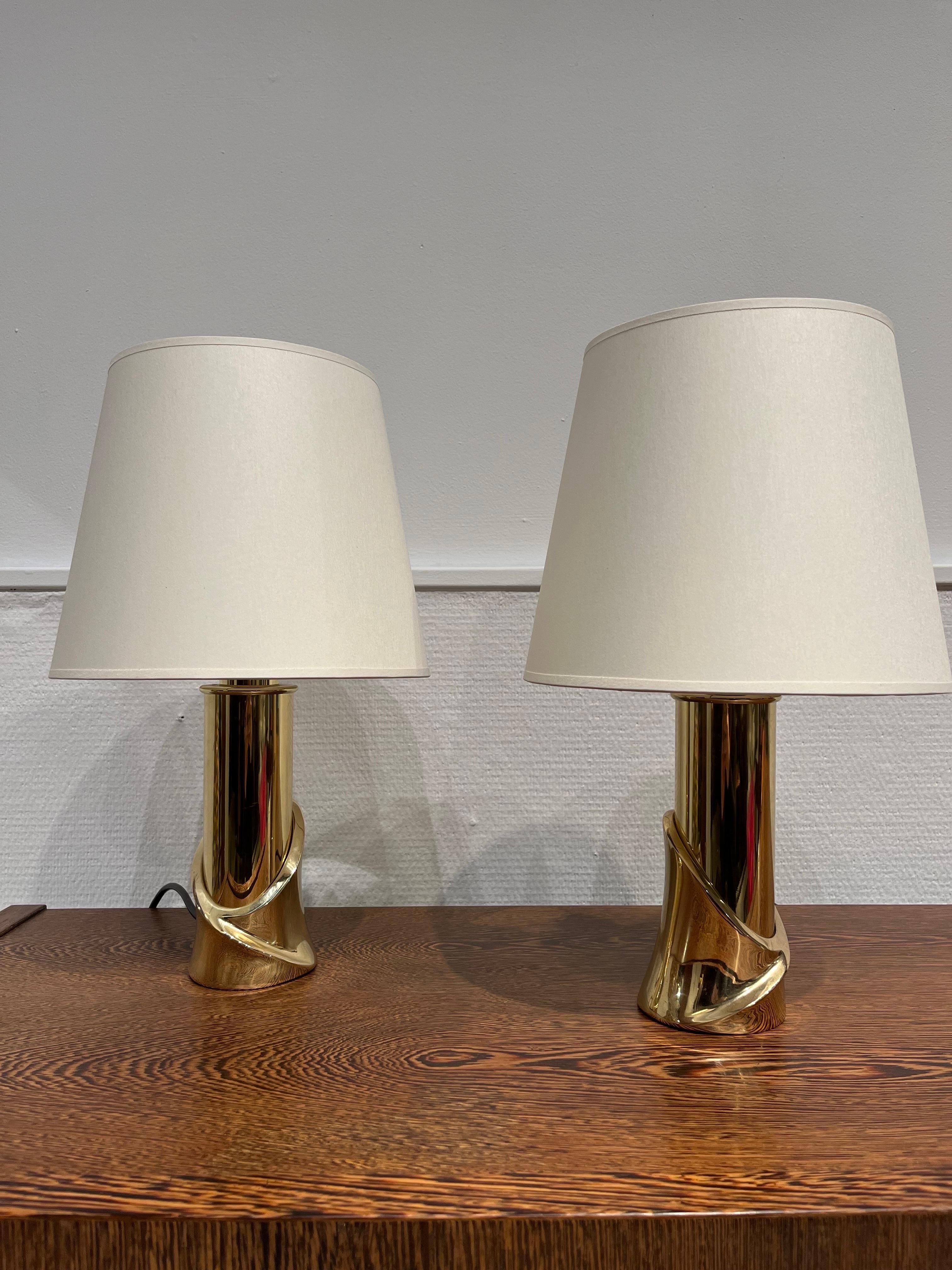 Luciano Frigerio ist ein italienischer Designer, der in den 1960-80er Jahren tätig war. Das elegante Lampenpaar aus Messing stammt aus den 1970er Jahren. Dieses Paar wurde als Nachttischlampen entworfen.