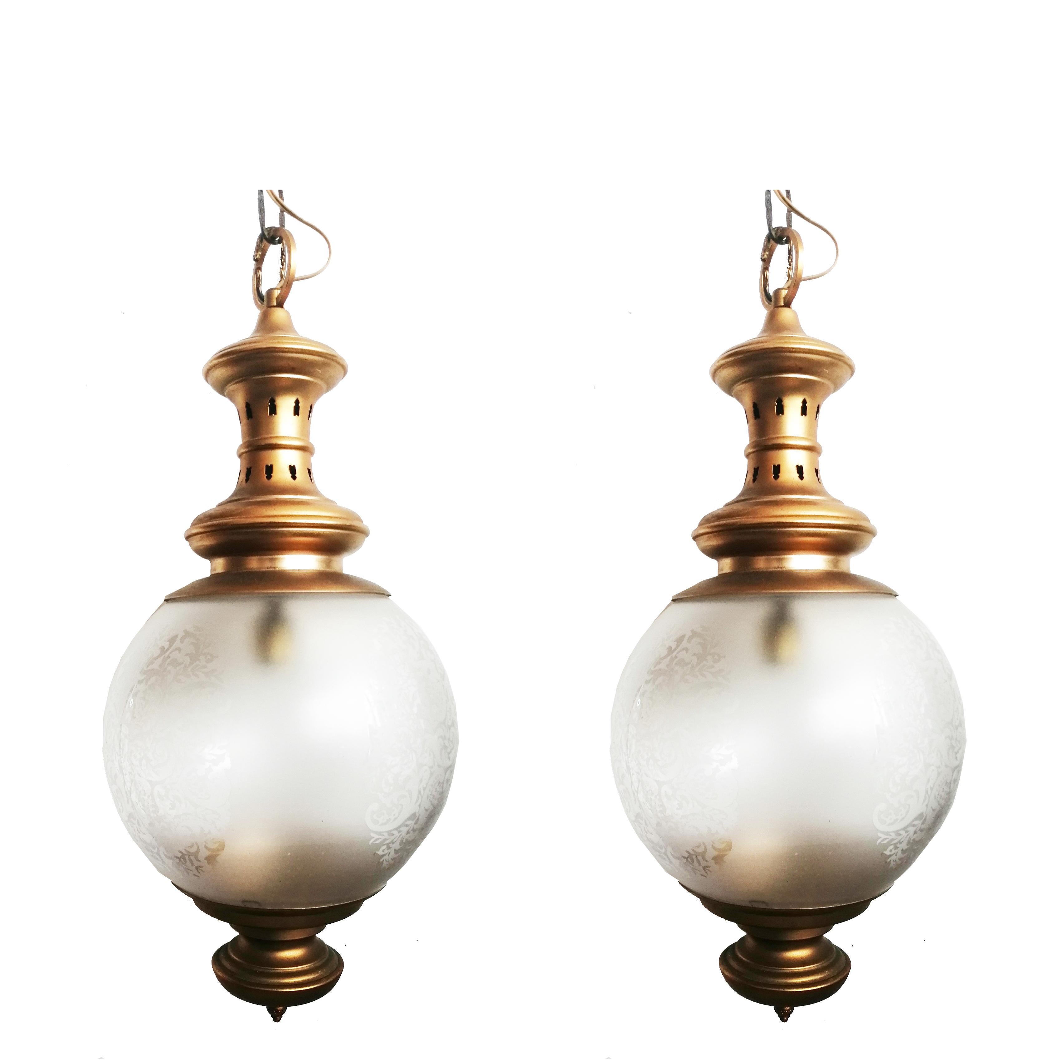 Pair of brass lantern and engraved crystal globe, 1950s. Large size 25cm.

Mid-Century Modern brass chandeliers pendant or lantern with engraved crystal globe surrounded by ornaments decorated with flowers, Italy, 1950s

Customizable length with