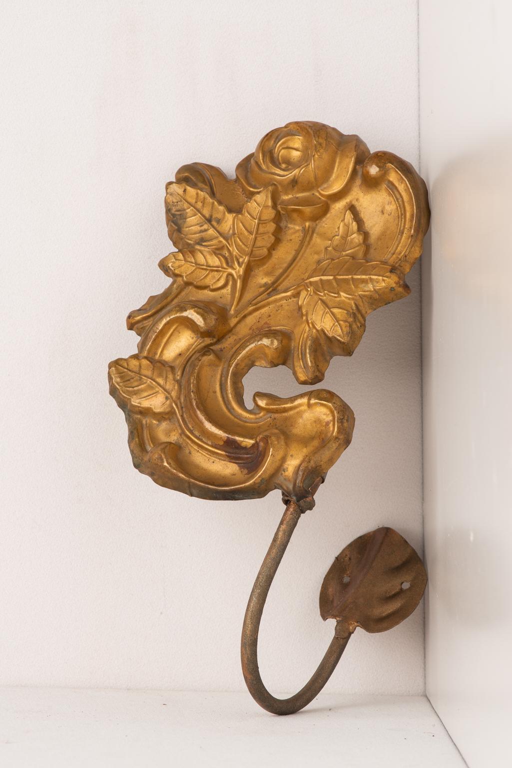 O/4535 - Antique paire d'élégantes embrasses avec des roses pour vos rideaux : appliquées au mur, elles peuvent maintenir les rideaux latéralement de façon très élégante, ou vos ceintures ou foulards.

 