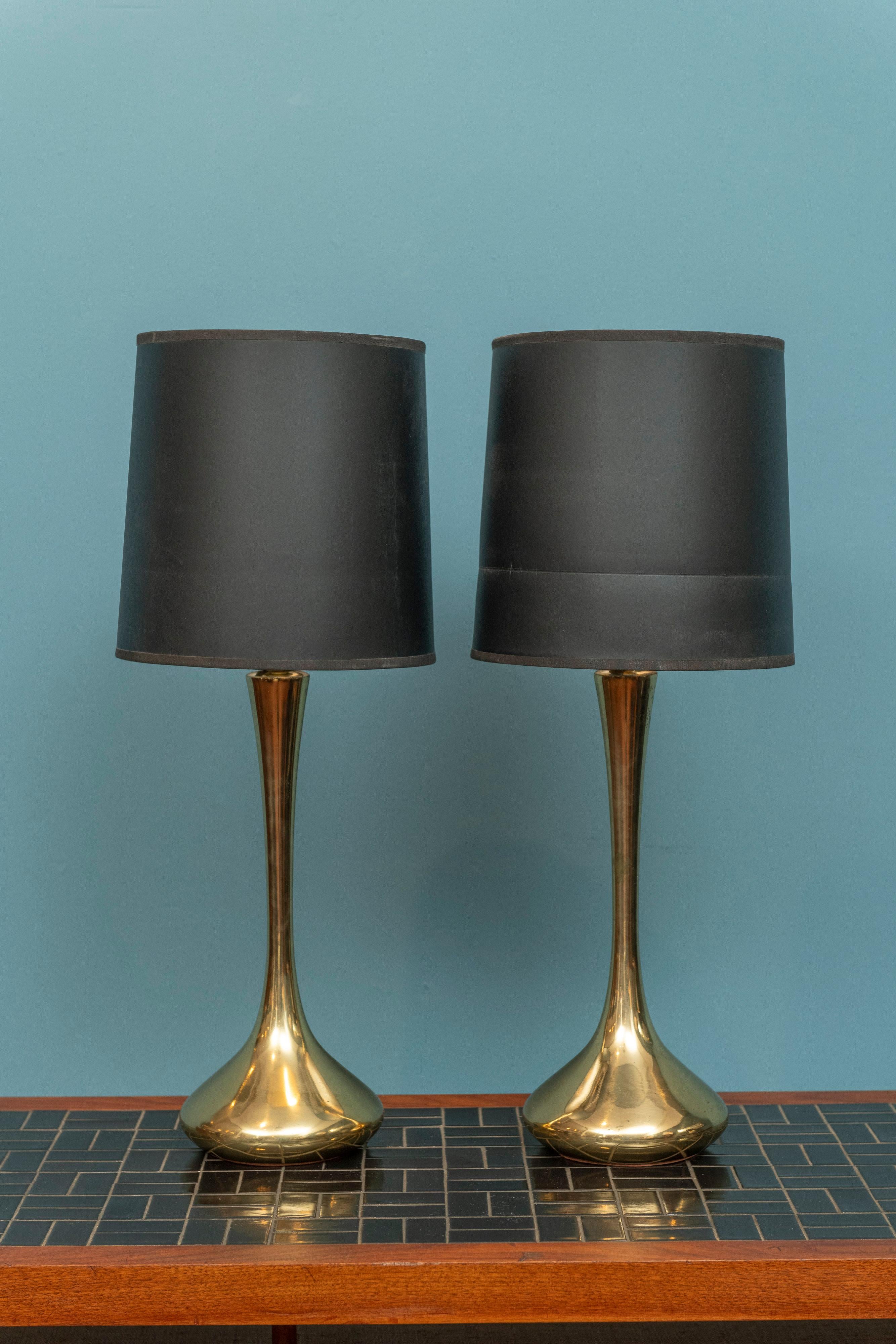 Paire de lampes de table en laiton pour The Table Company. Rarement vu en laiton, une forme sculpturale au design intemporel. Les lampes fonctionnent comme il se doit, avec des harpes et des embouts d'origine. Usures mineures dues à l'âge qui sont