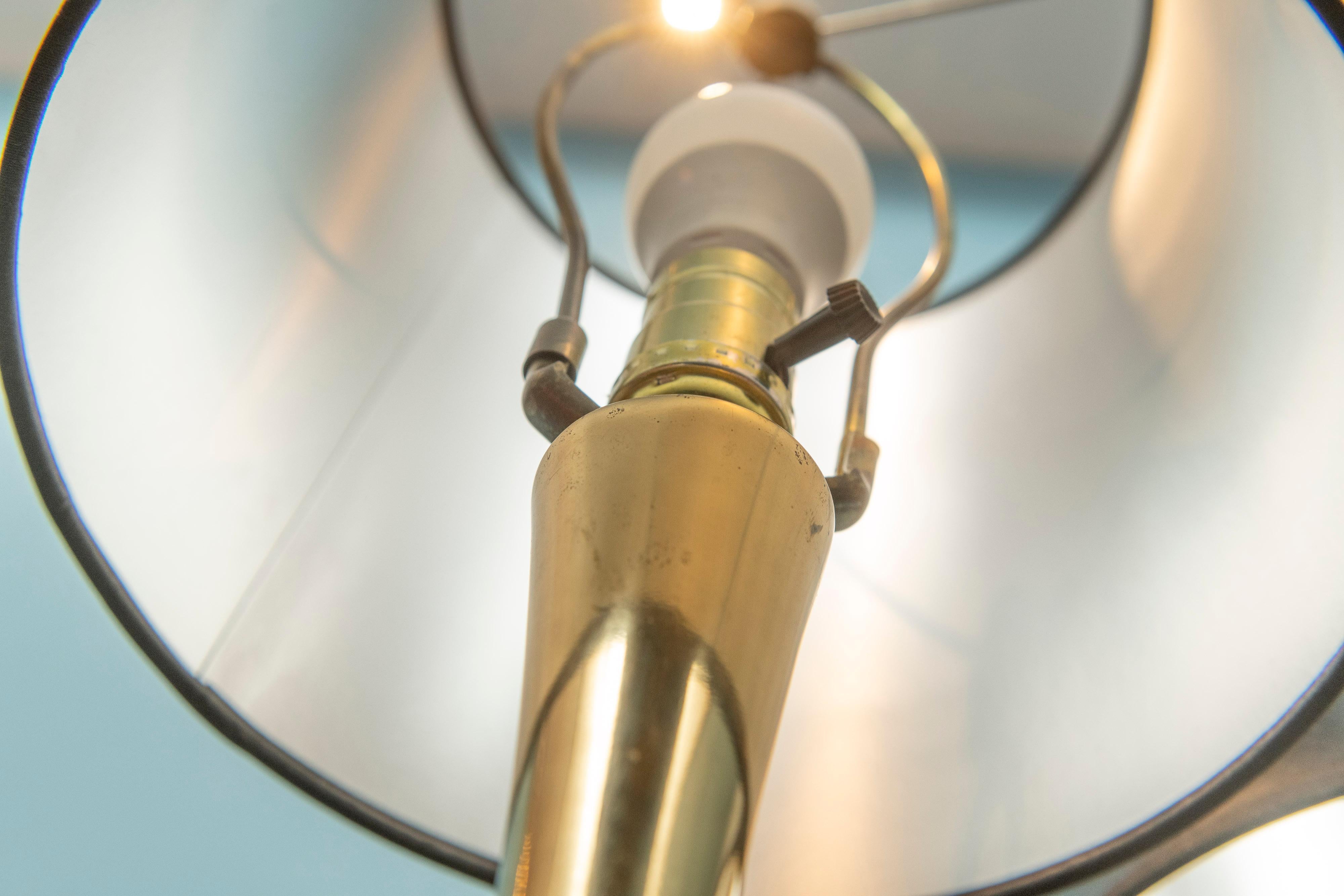 Laiton Paire de lampes laurier en vente