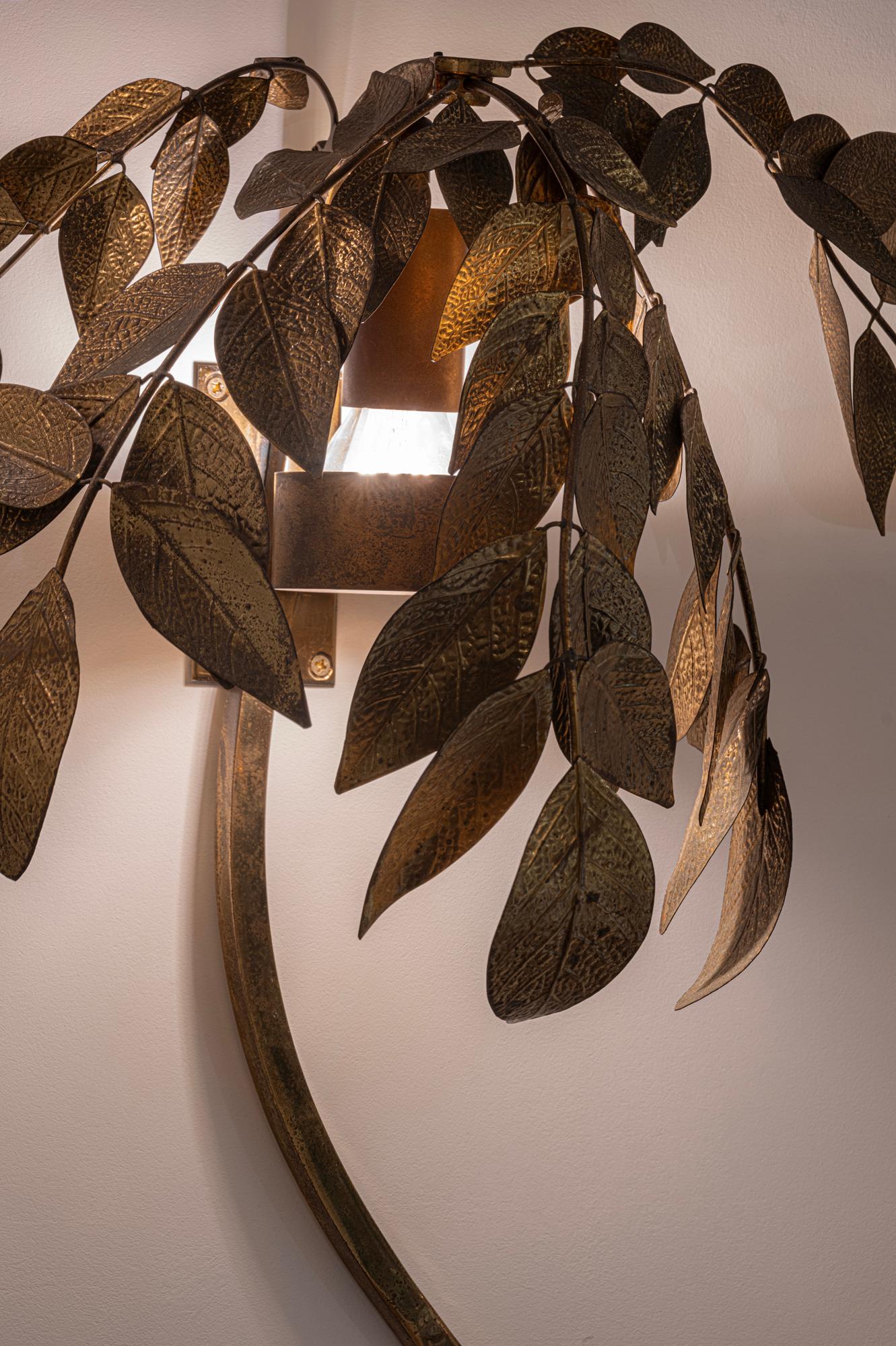 Martelé Paire d'appliques à feuilles en laiton de Tommaso Barbi pour Bottega Gadda, Italie, vers 1970 en vente