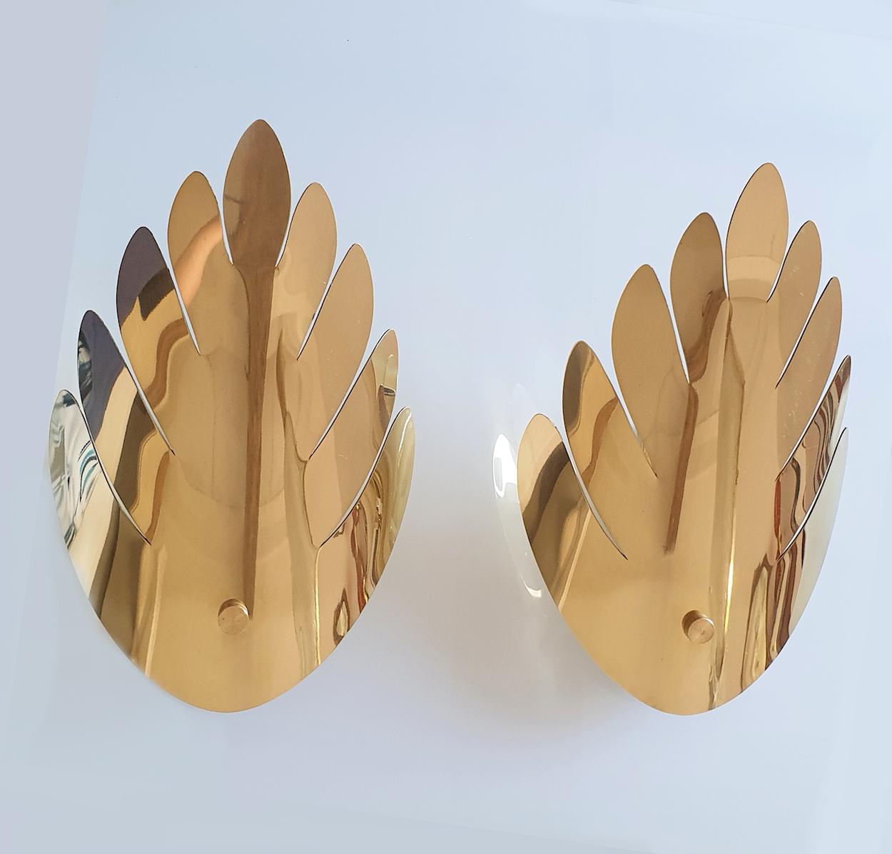 Pair of Mid-Century Modern brass wall sconces, in the style of Maison Jansen, France, 1970s
The brass sconces have 1-light each, and are rewired for the US.
The sconces are made of a brass stylized curved leaf and brass mounts.
In excellent