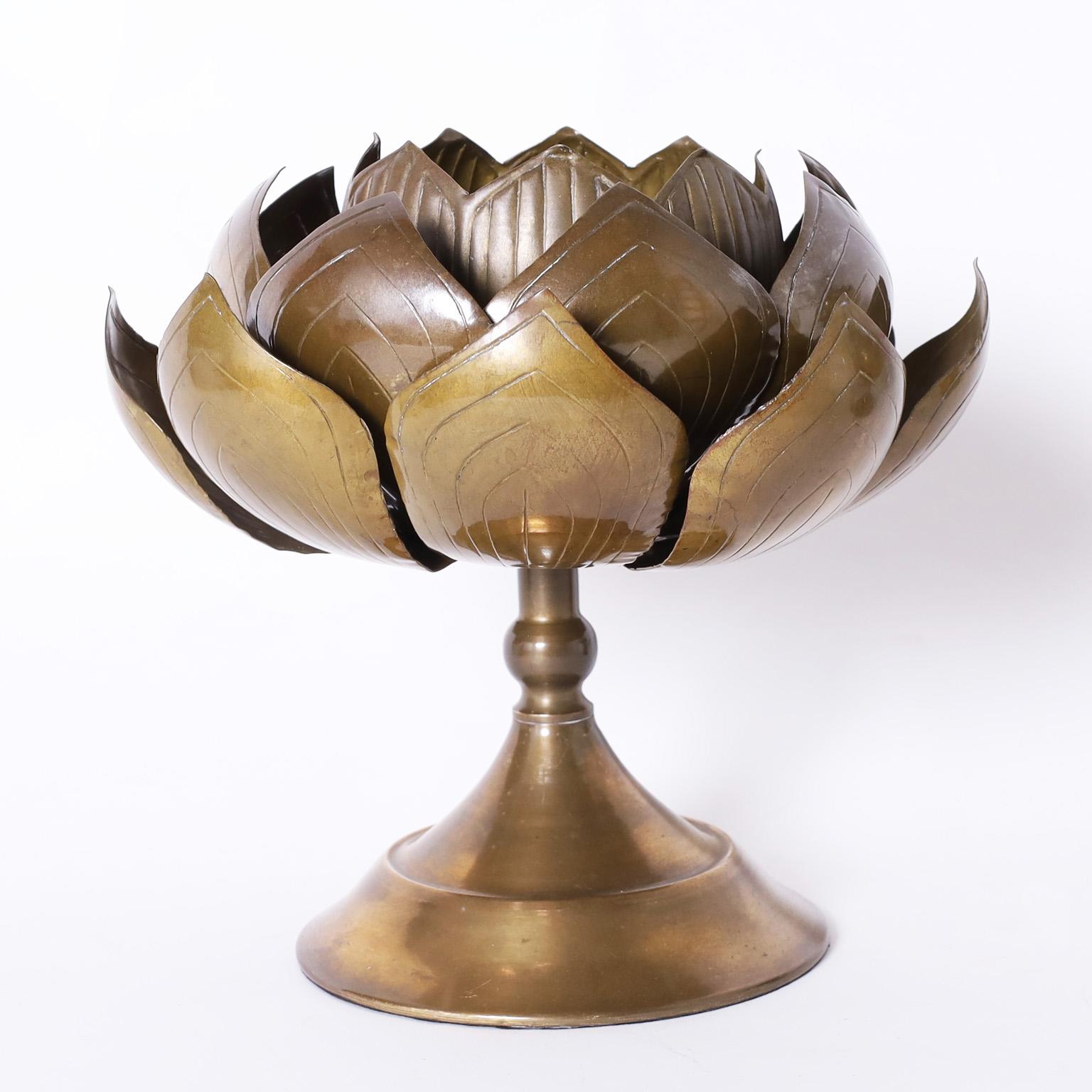 Ein Paar Vintage-Kerzenhalter aus Messing mit bronzefarbener Patina in Form einer Lotusblume, montiert auf klassischen runden Sockeln. 