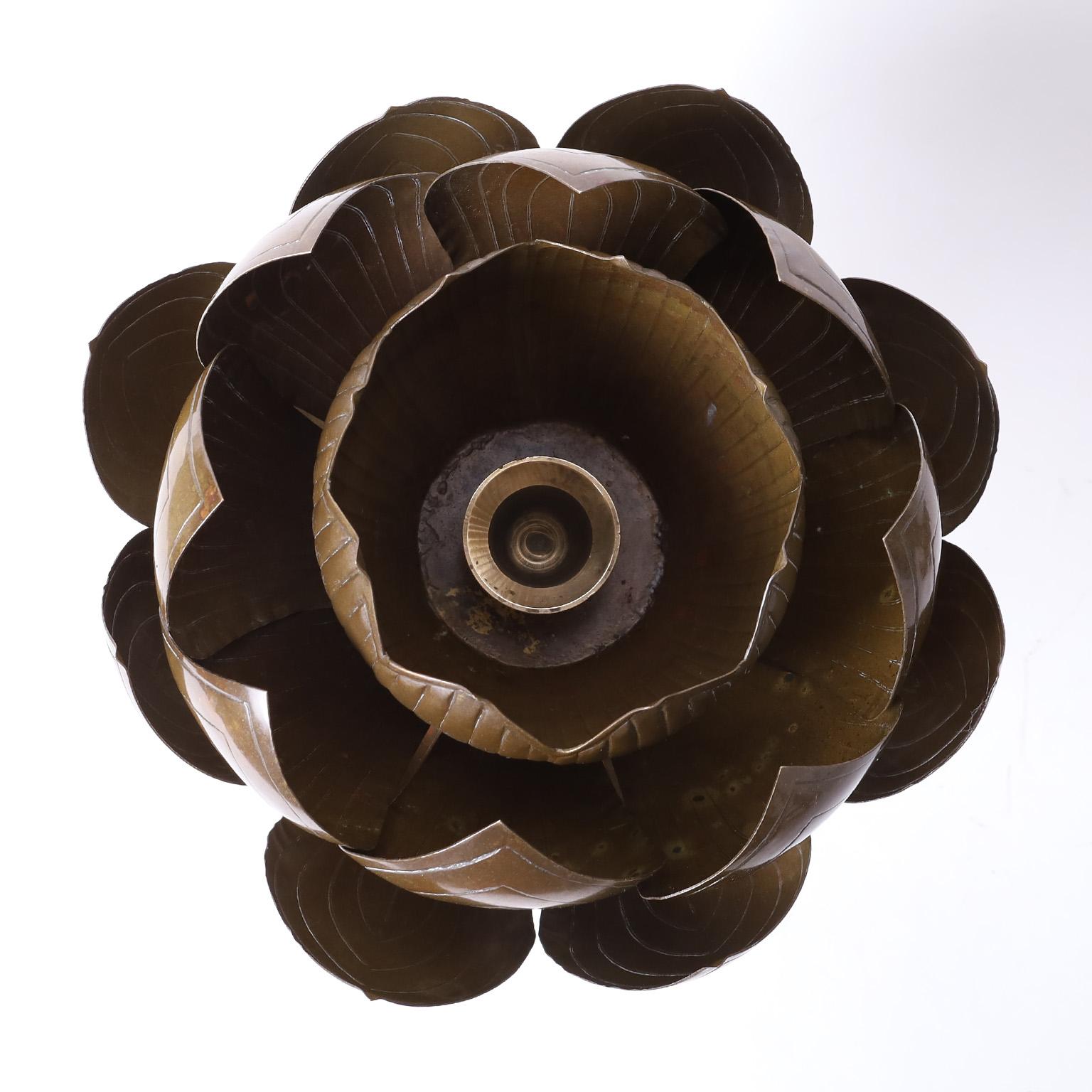 Mid-Century Modern Paire de bougeoirs lotus en laiton par Feldman