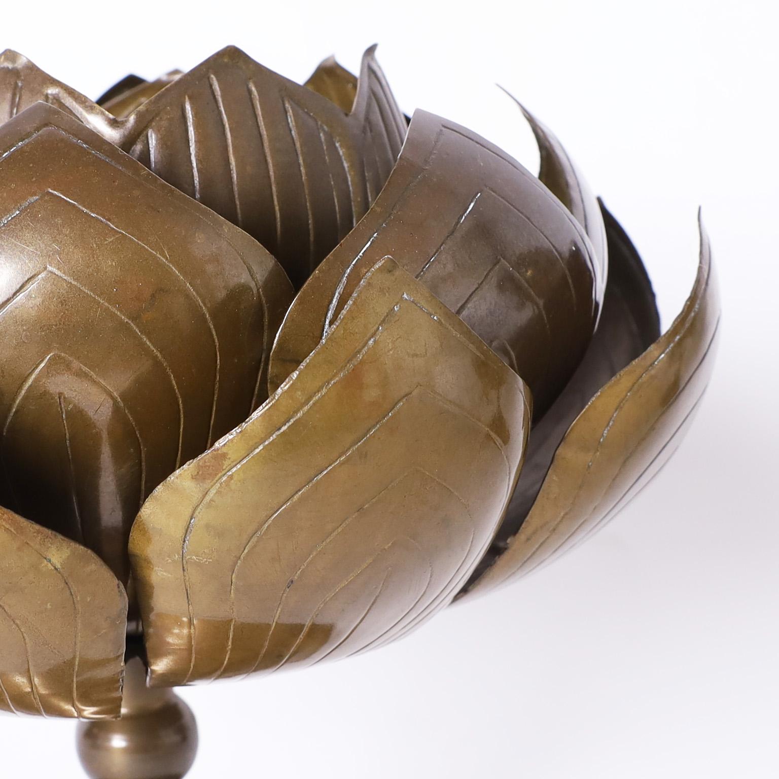 Poli Paire de bougeoirs lotus en laiton par Feldman