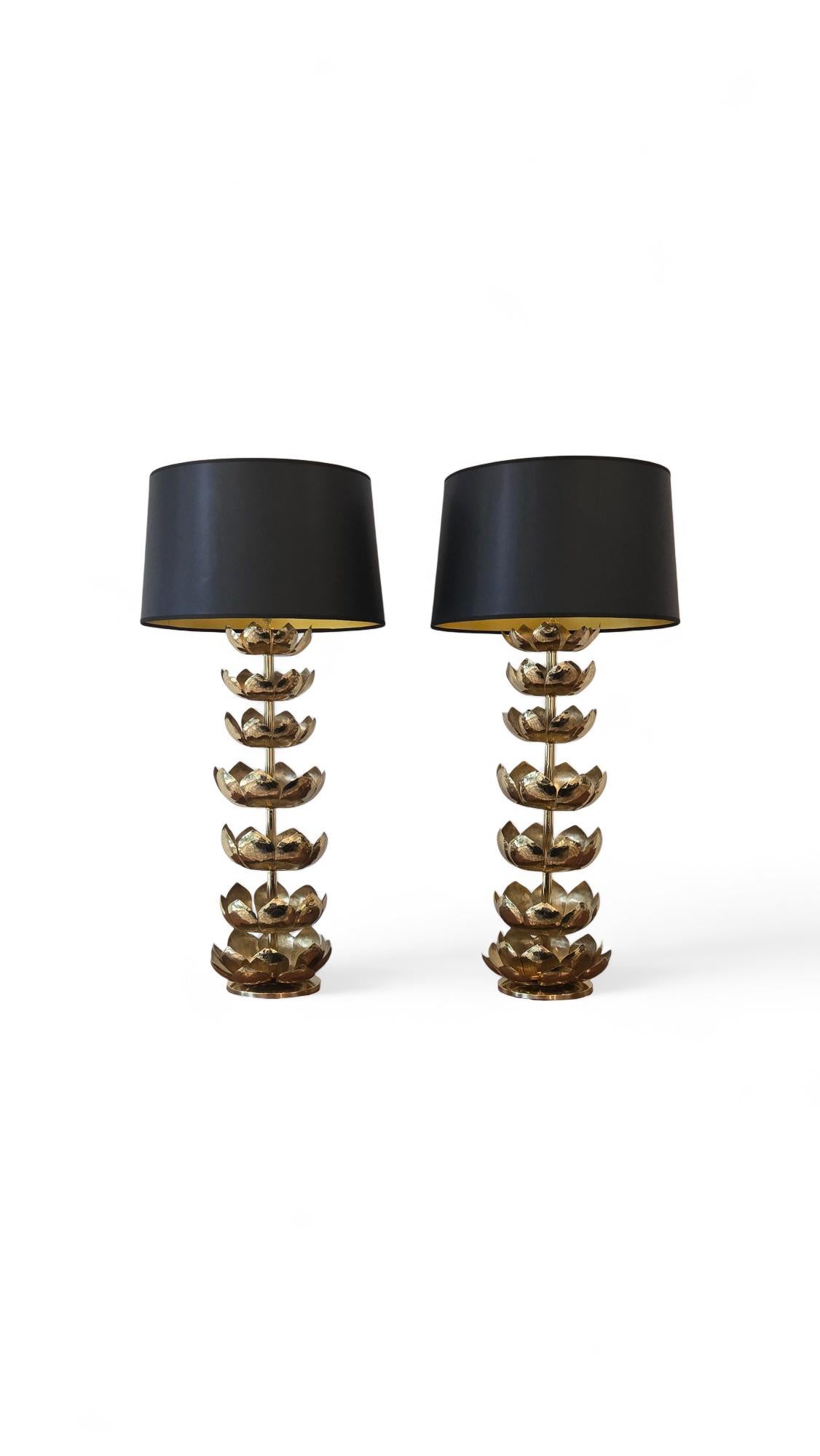 Pareja de lámparas de loto de latón de Feldman Lighting 

Las medidas son de la base, sin incluir las pantallas.
Pantallas incluidas.
