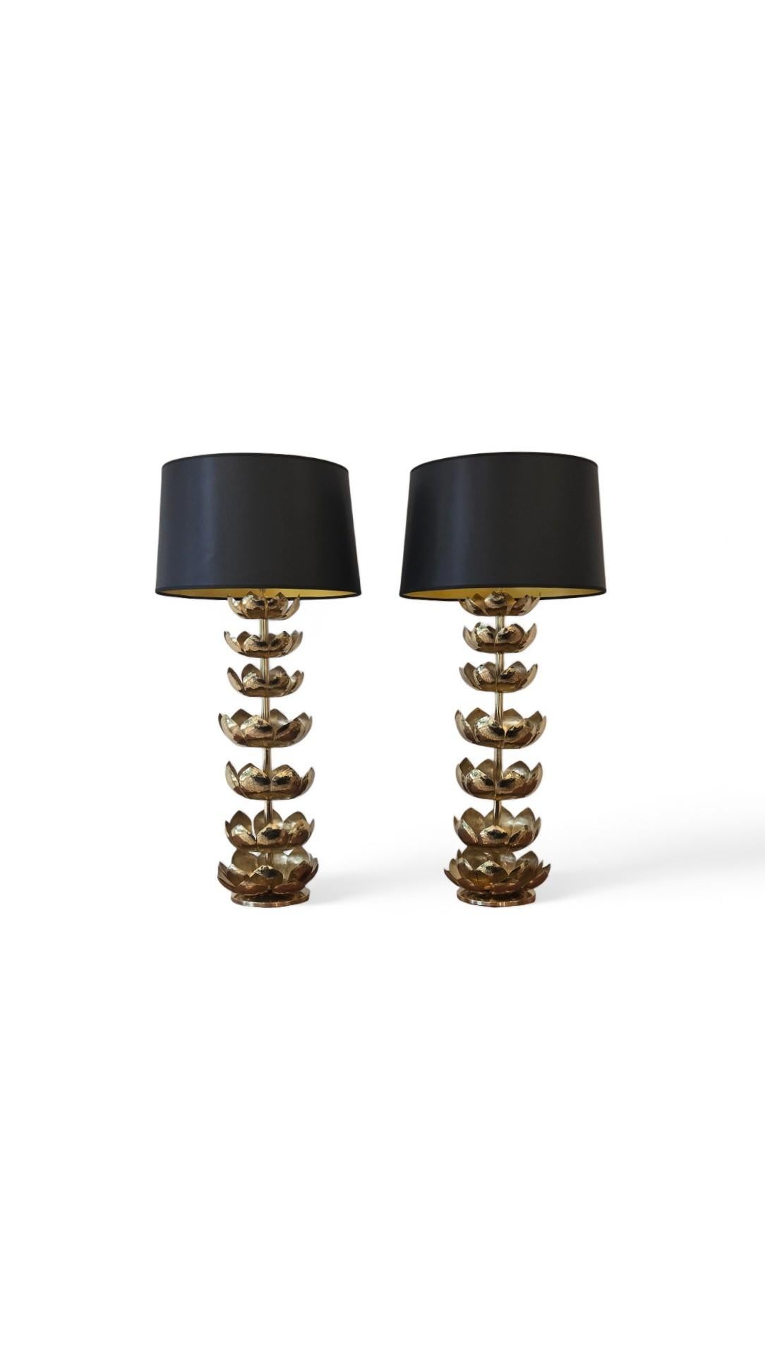 Pareja de lámparas de loto de latón de Feldman Lighting Moderno de mediados de siglo en venta