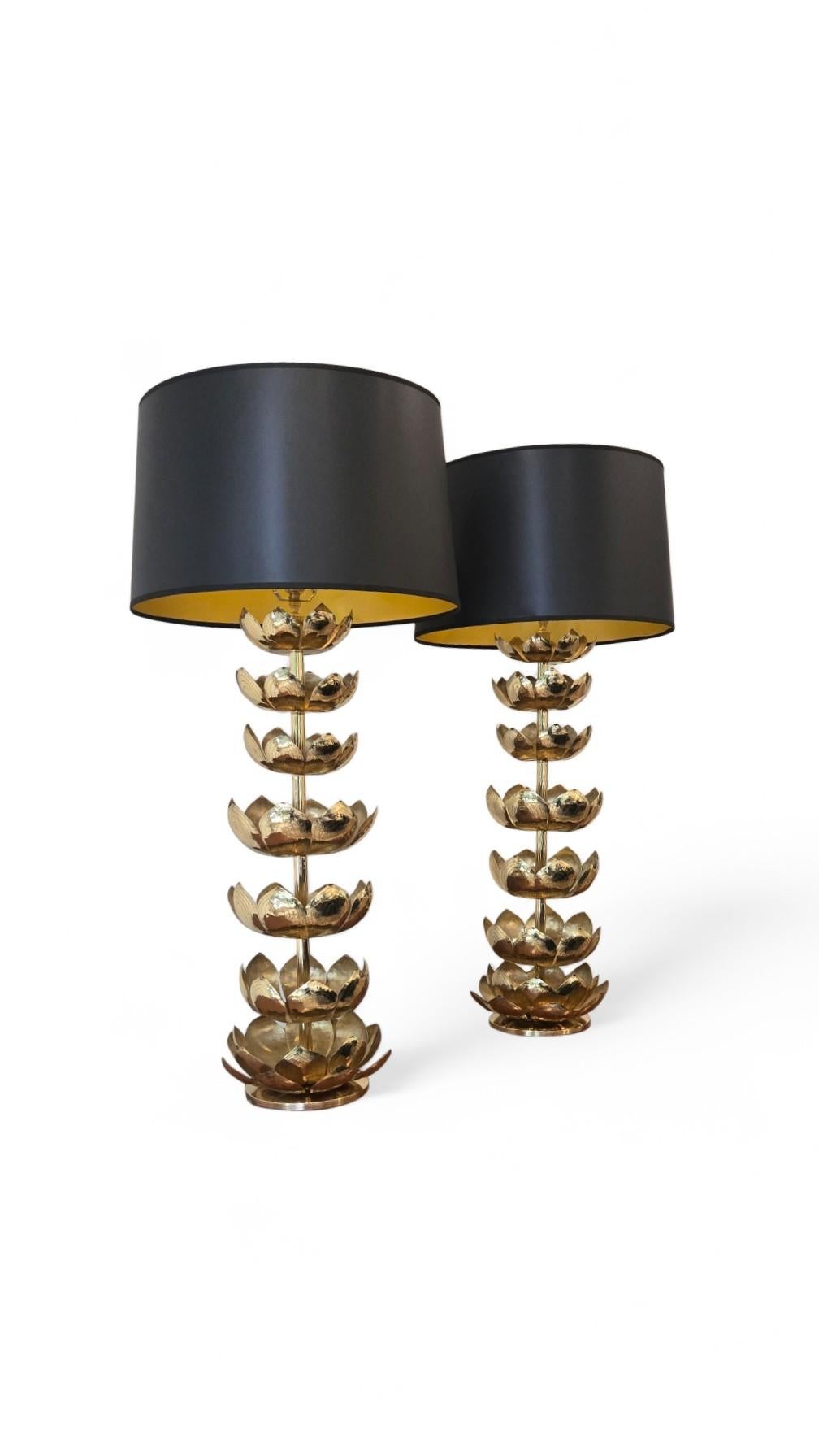 Pareja de lámparas de loto de latón de Feldman Lighting Estadounidense en venta