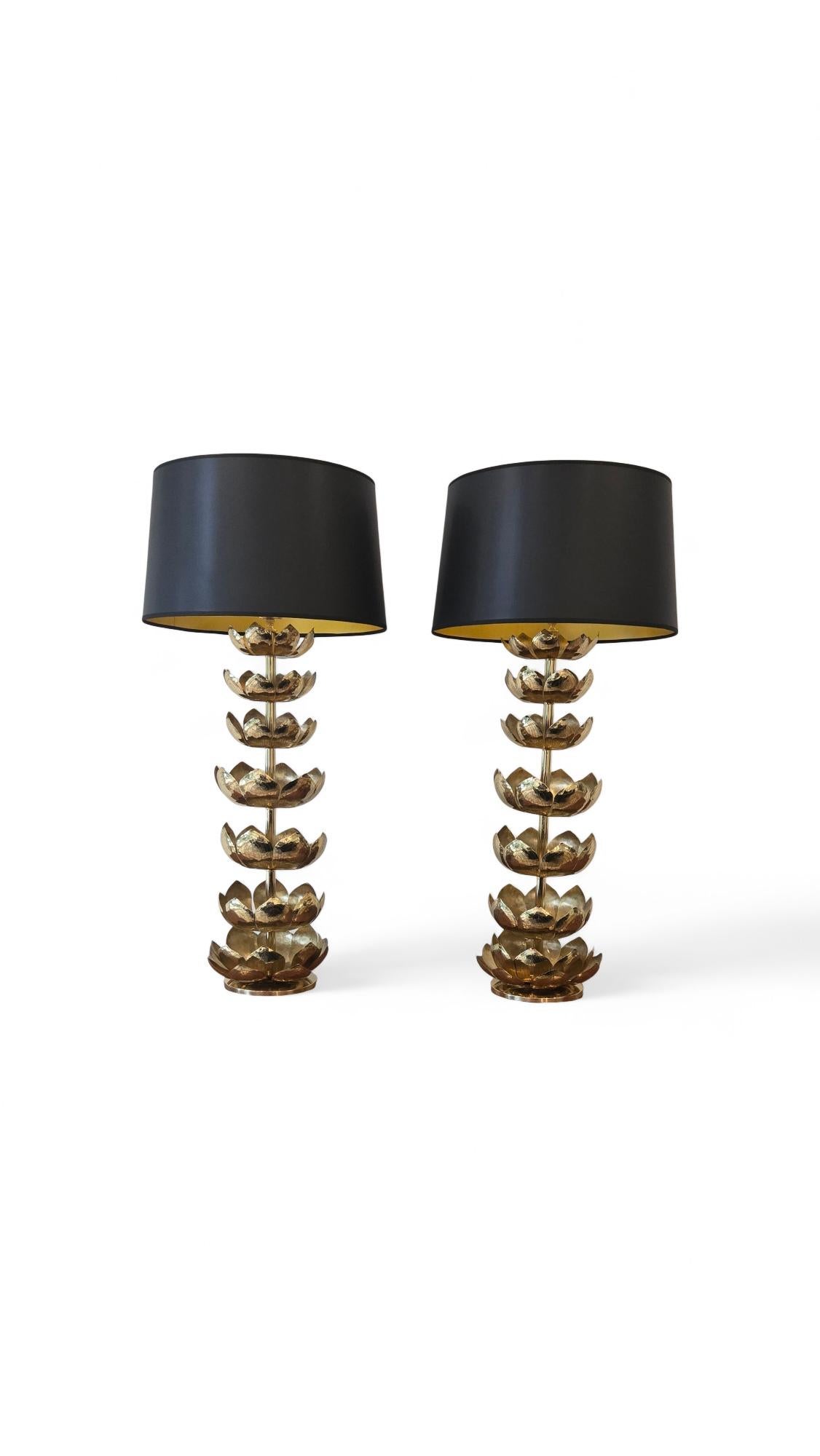 Pareja de lámparas de loto de latón de Feldman Lighting siglo XX en venta