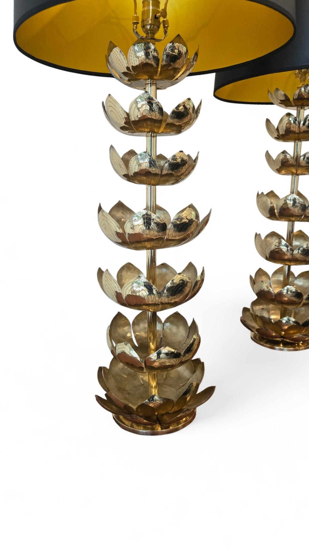 Pareja de lámparas de loto de latón de Feldman Lighting Latón en venta
