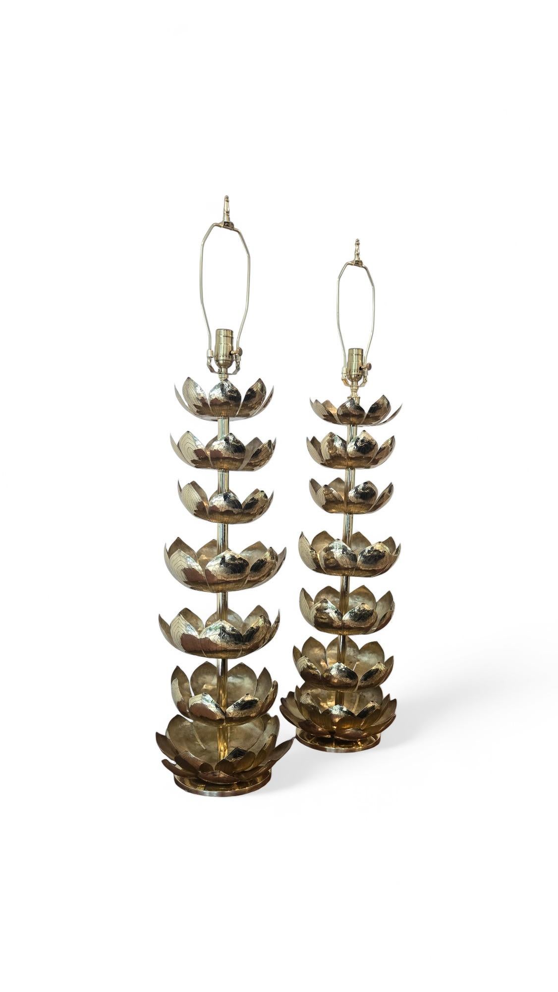 Pareja de lámparas de loto de latón de Feldman Lighting en venta 2