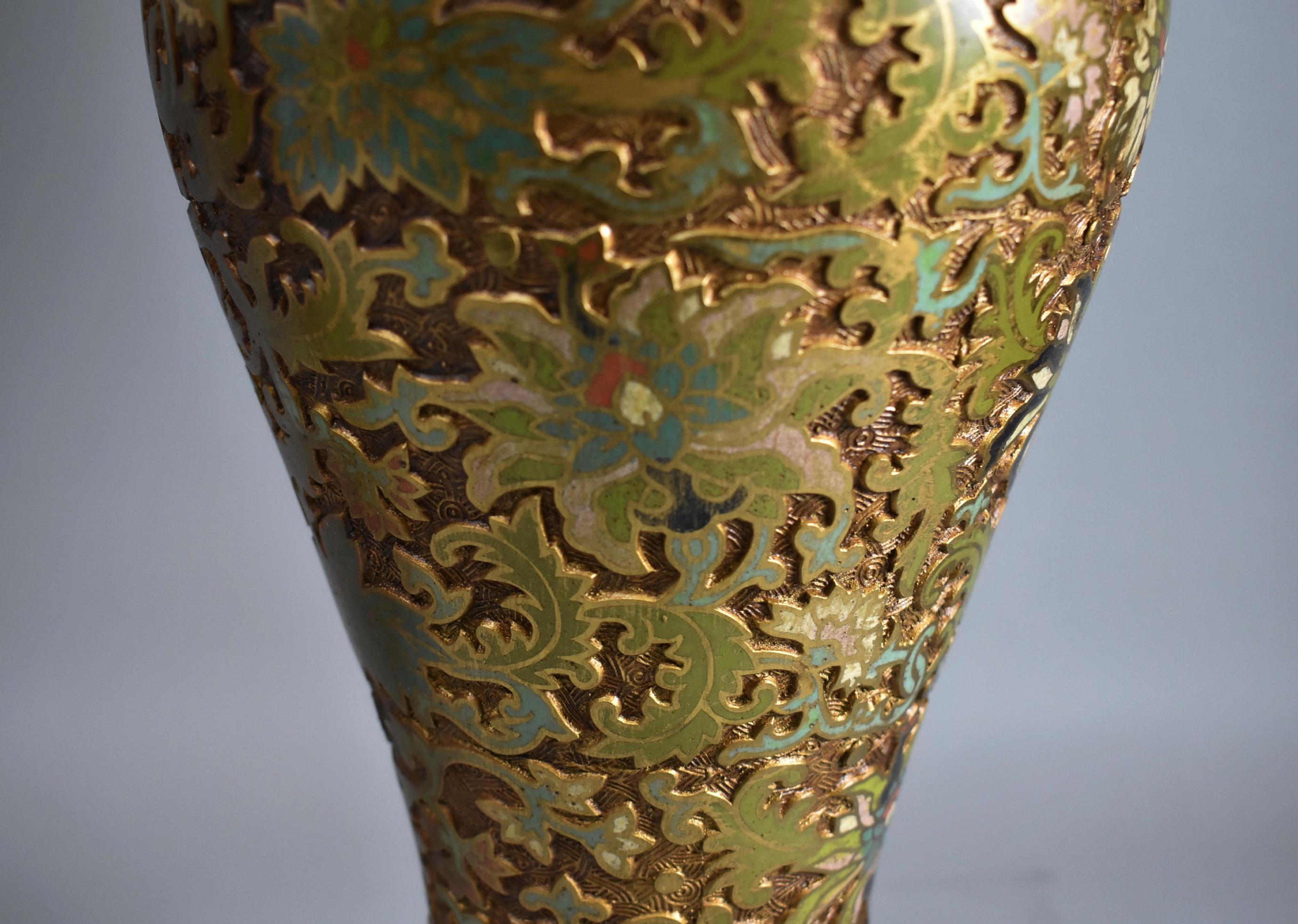 Paire de lampes de table Marbro en laiton émaillé champlevé à motifs floraux Bon état - En vente à Toledo, OH