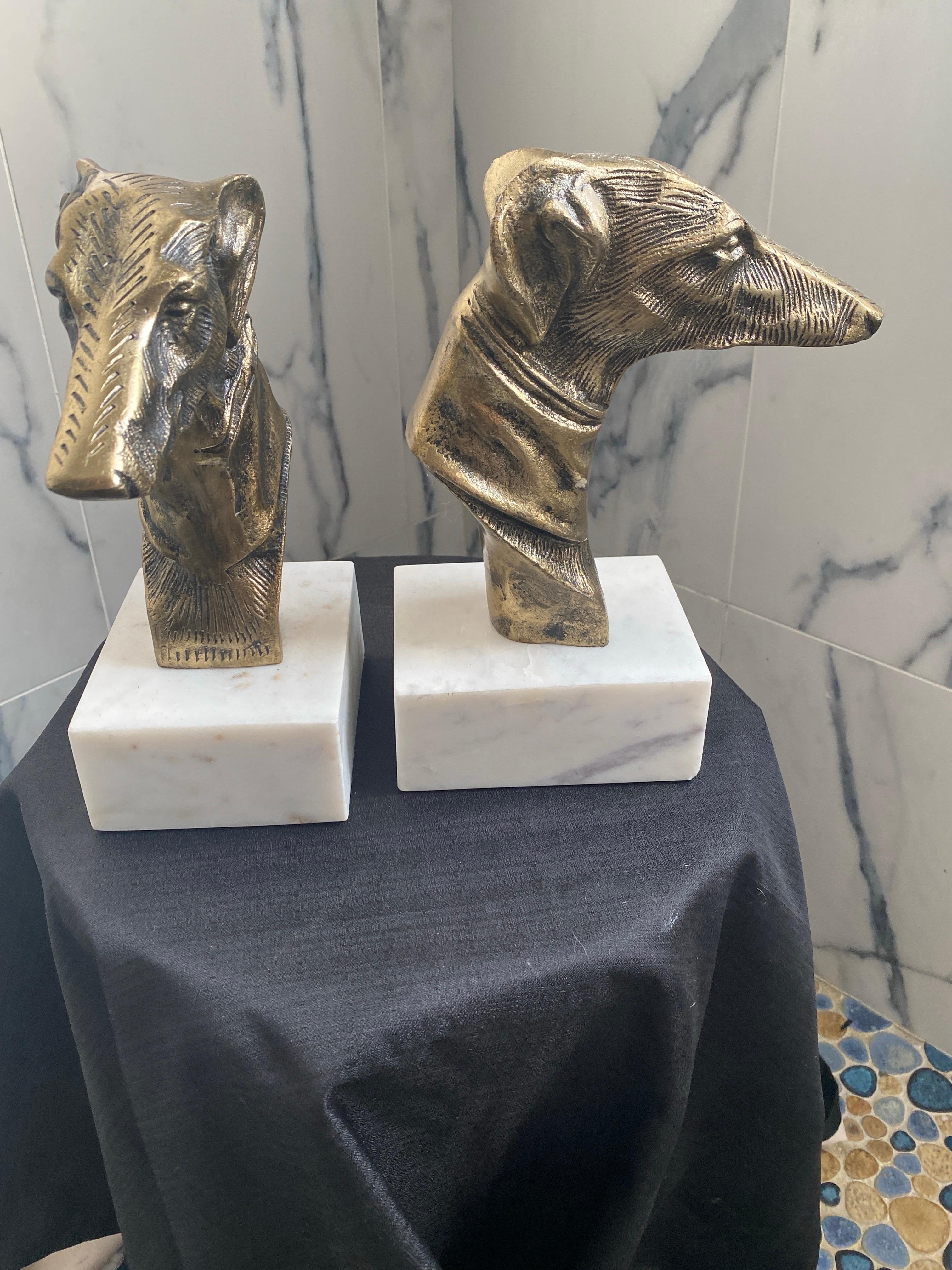 Pareja de sujetalibros de metal latonado con perro galgo y base de mármol blanco en venta 2