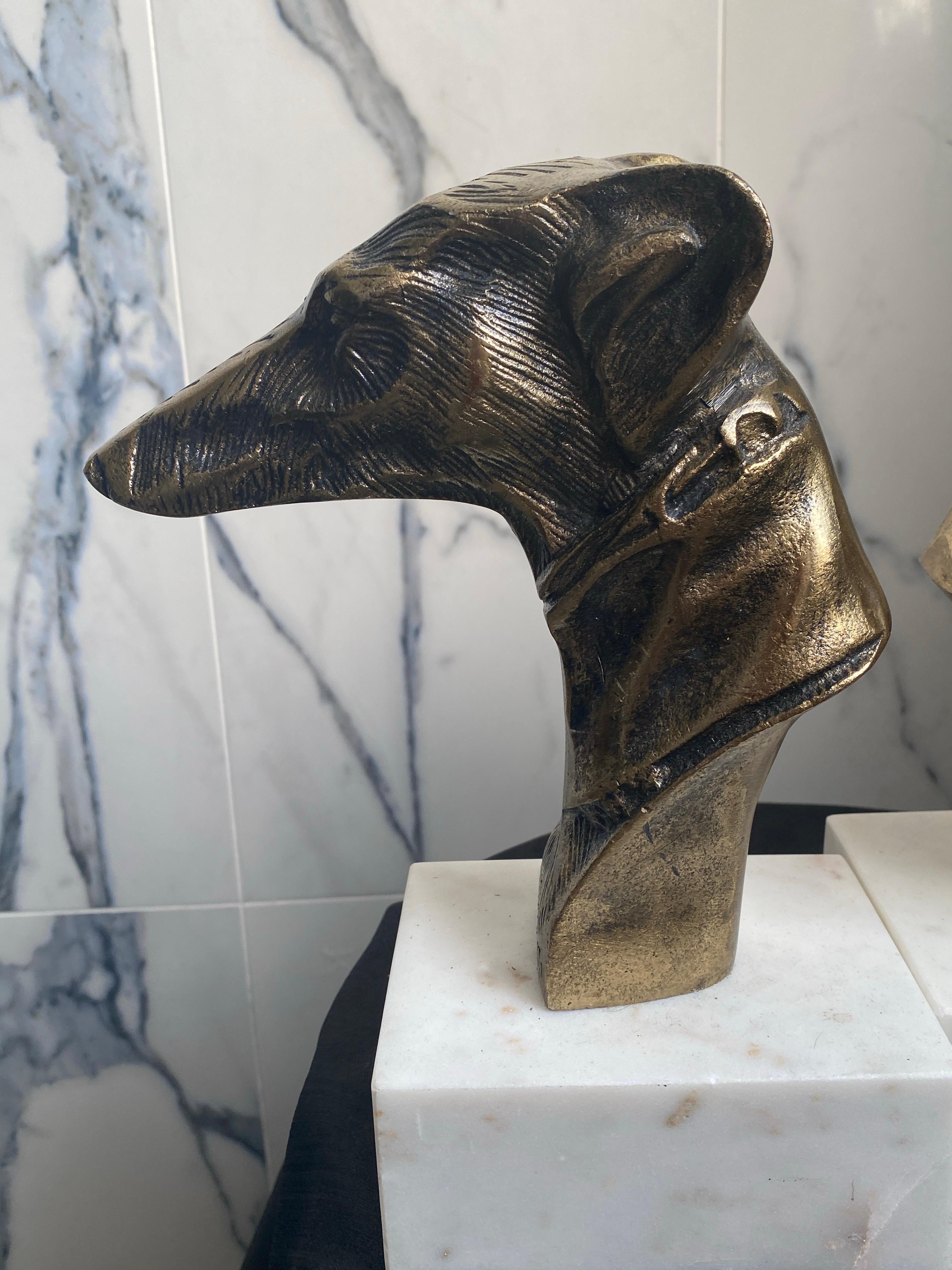 Pareja de sujetalibros de metal latonado con perro galgo y base de mármol blanco en venta 3
