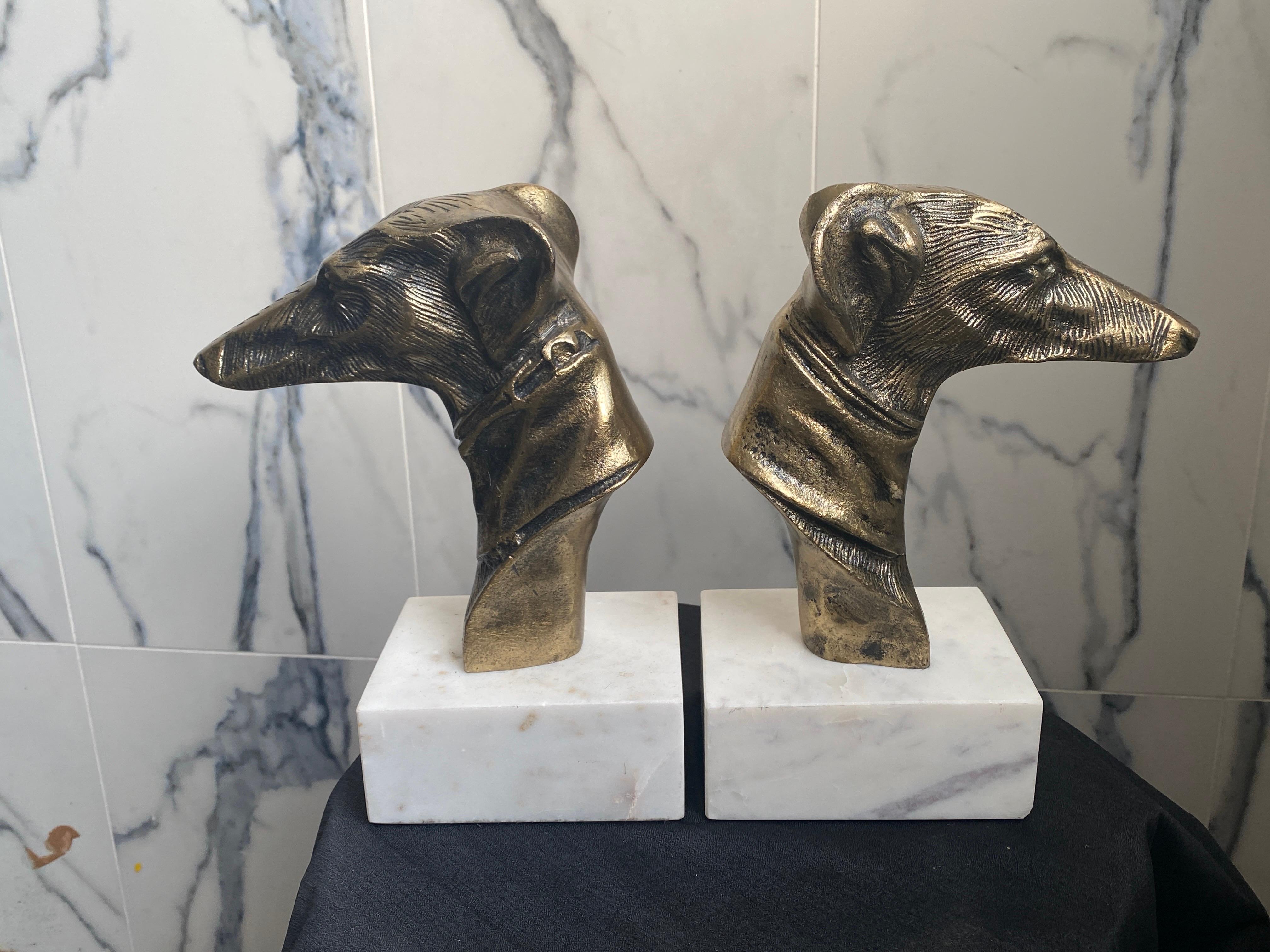 Pareja de sujetalibros de metal latonado con perro galgo y base de mármol blanco en venta 4