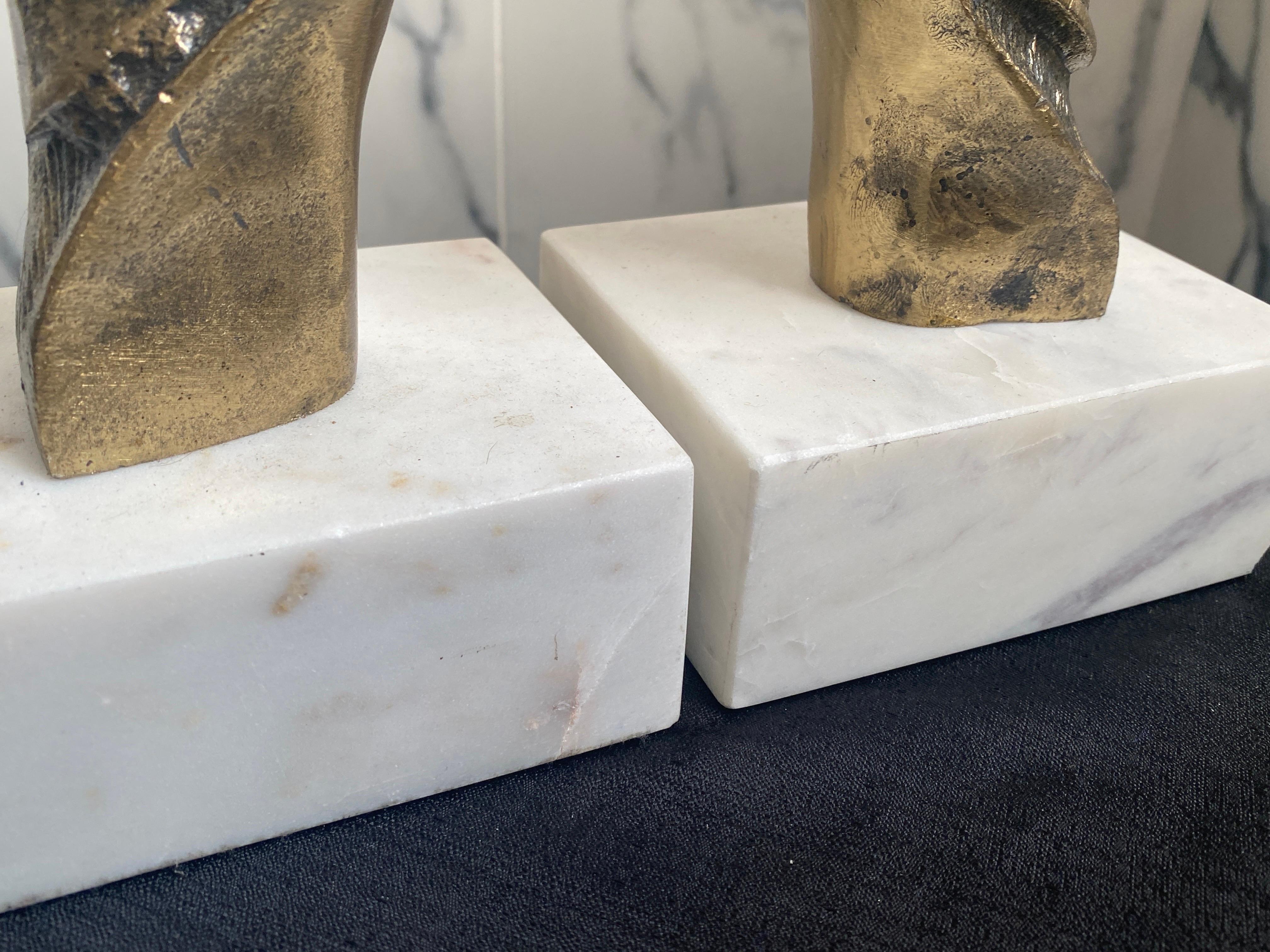 Pareja de sujetalibros de metal latonado con perro galgo y base de mármol blanco en venta 5
