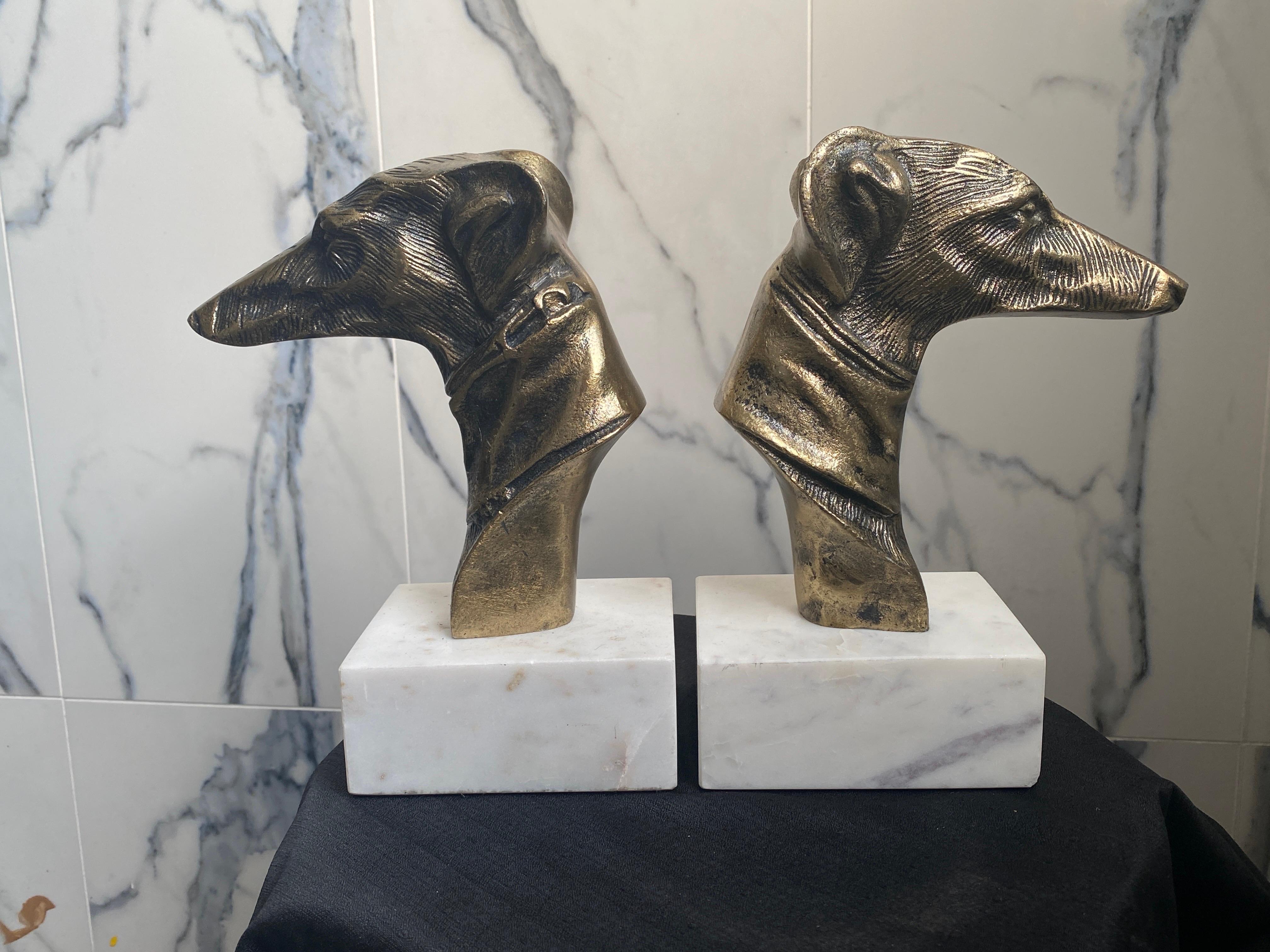 Pareja de sujetalibros de metal latonado con perro galgo y base de mármol blanco Regencia de Hollywood en venta