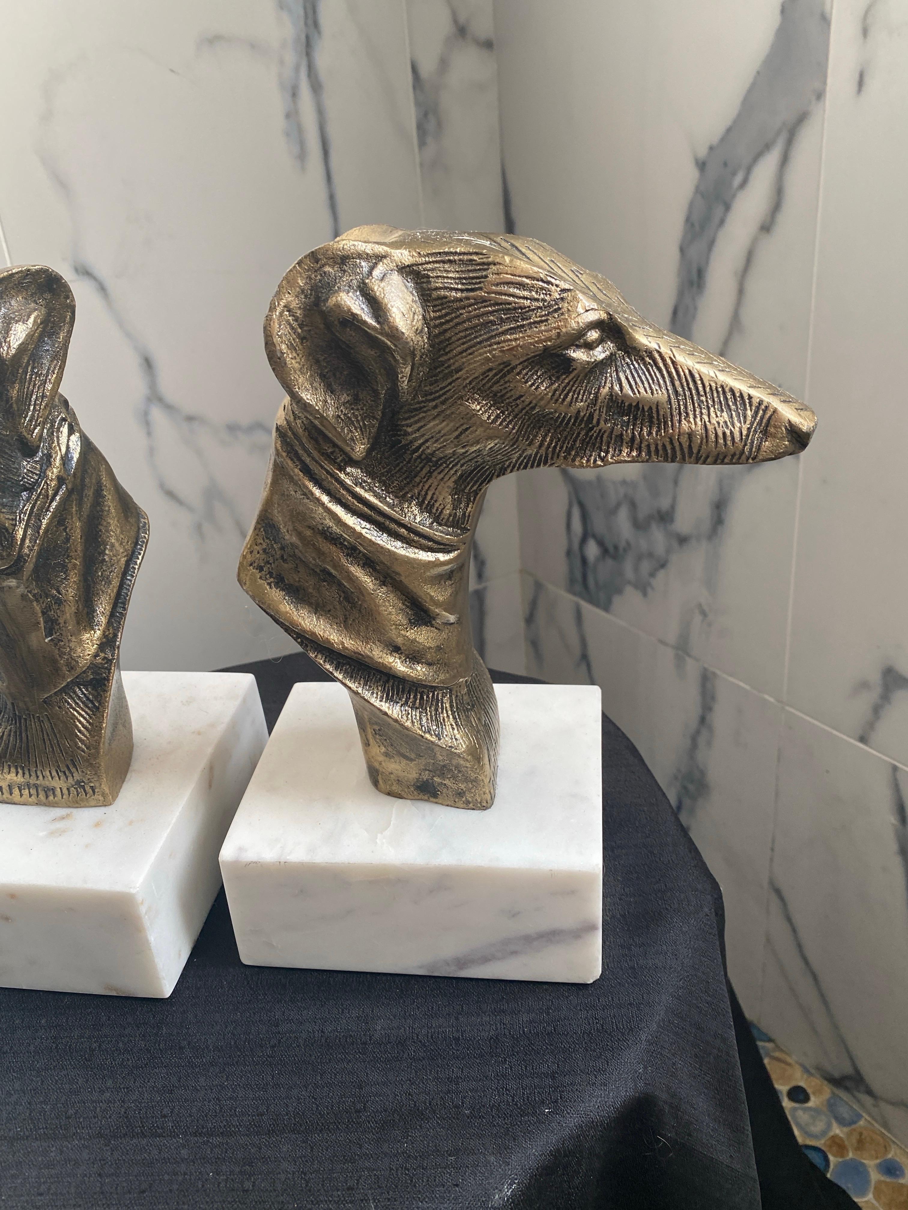 Pareja de sujetalibros de metal latonado con perro galgo y base de mármol blanco Desconocido en venta