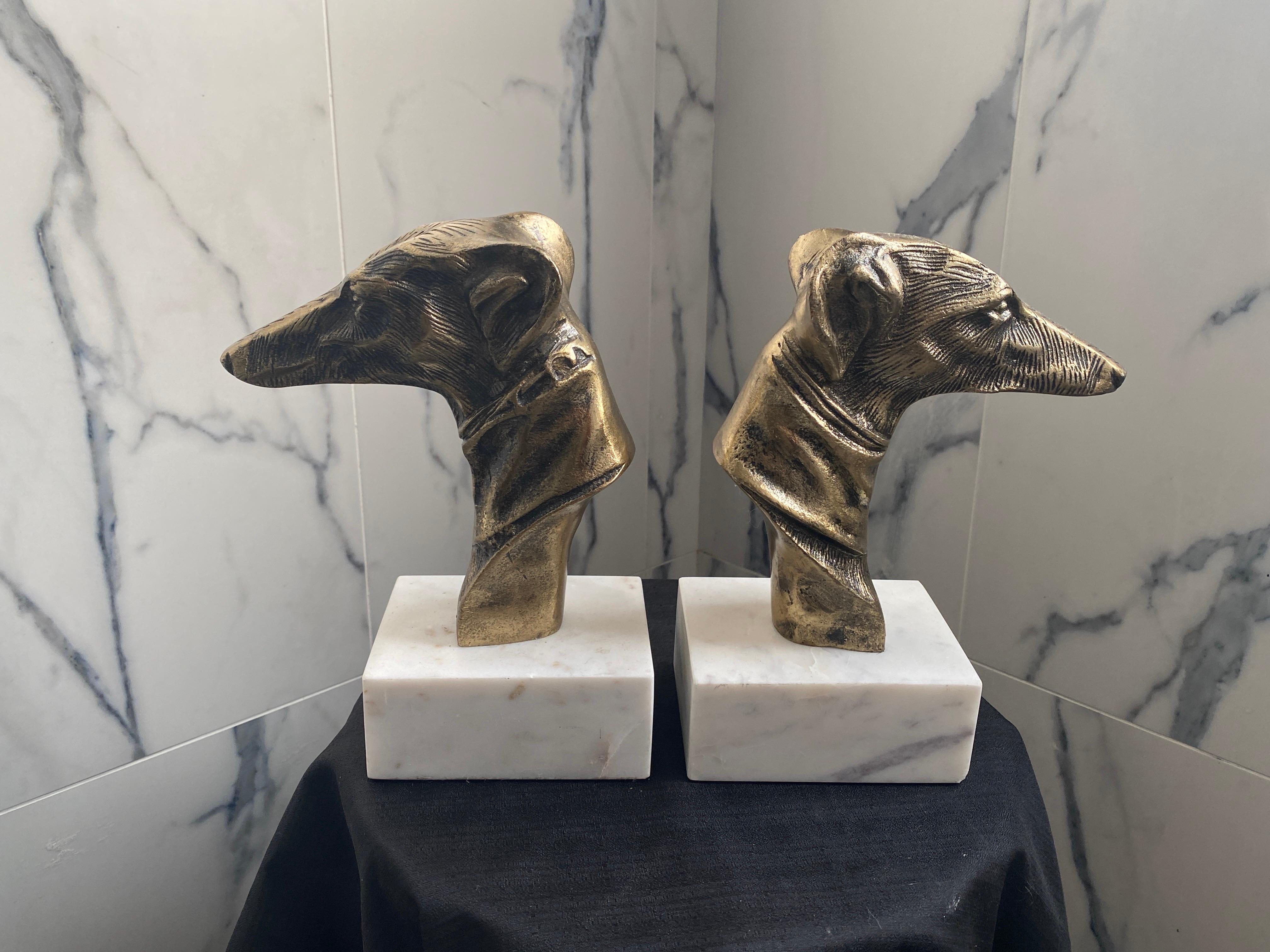 Pareja de sujetalibros de metal latonado con perro galgo y base de mármol blanco Hecho a mano en venta