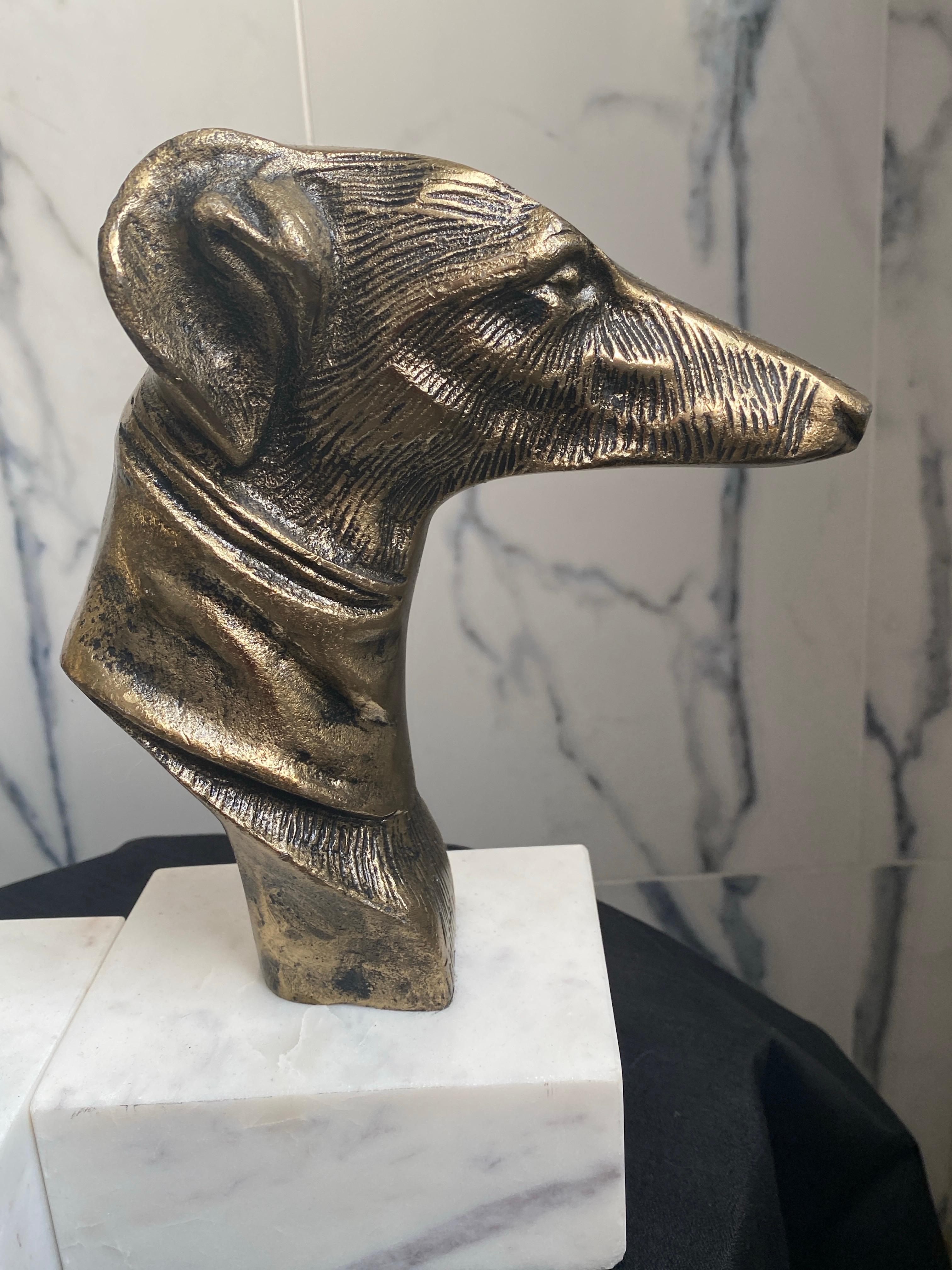 Pareja de sujetalibros de metal latonado con perro galgo y base de mármol blanco en Bueno estado para la venta en Palm Springs, CA