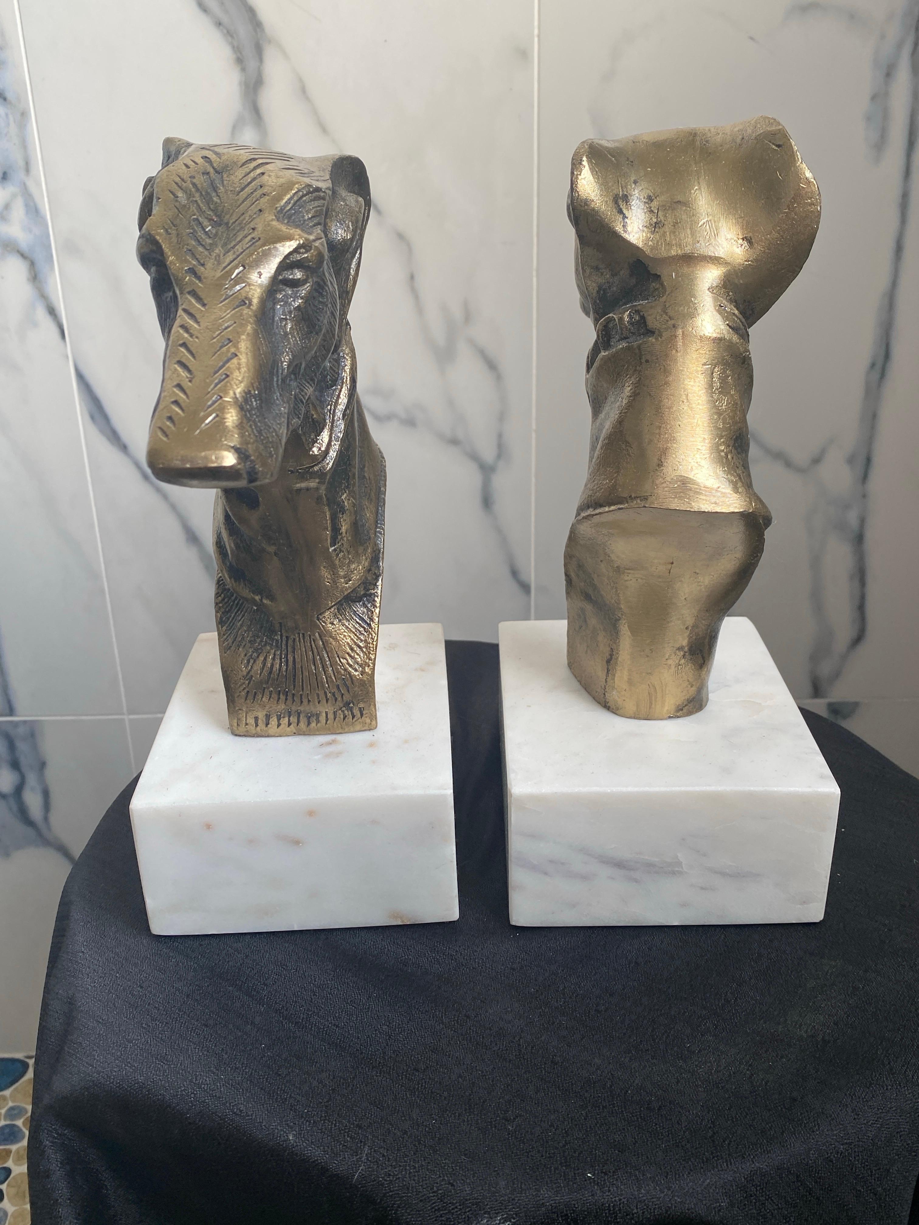 Pareja de sujetalibros de metal latonado con perro galgo y base de mármol blanco finales del siglo XX en venta
