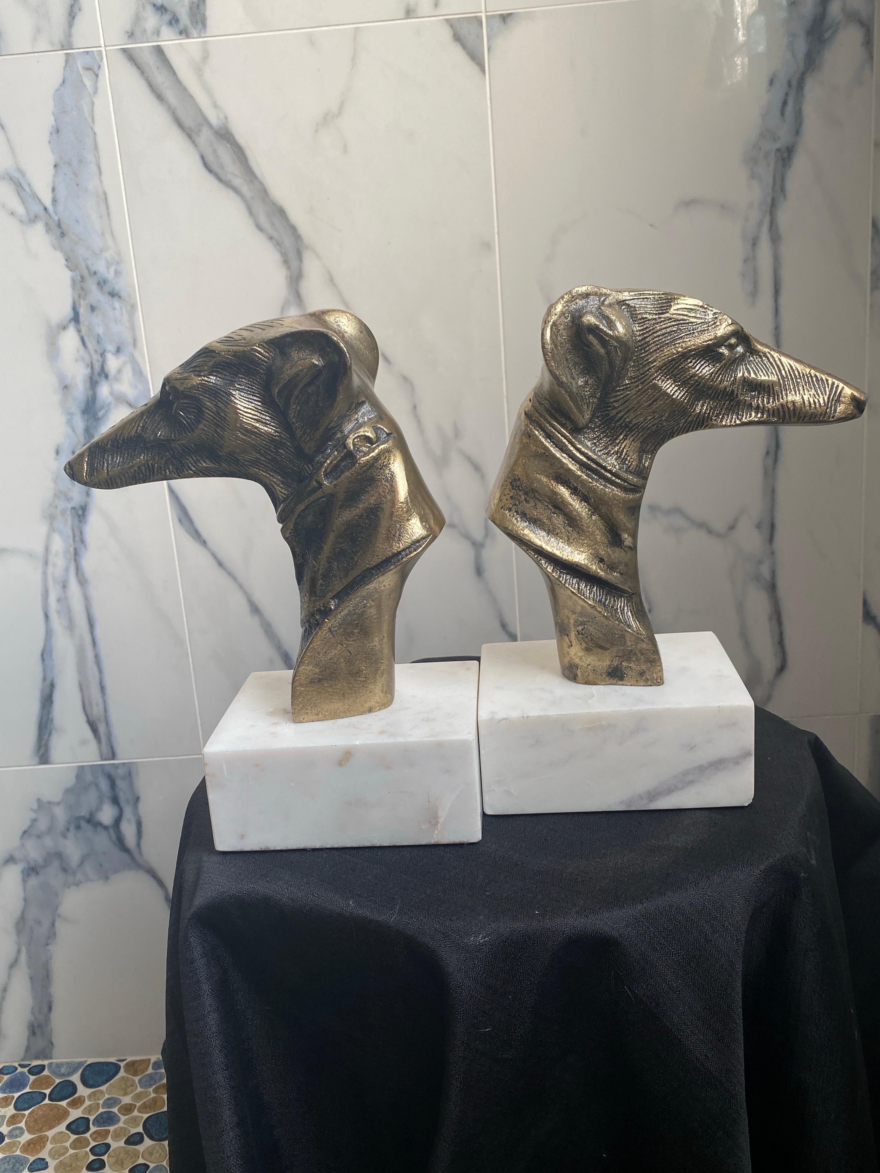 Pareja de sujetalibros de metal latonado con perro galgo y base de mármol blanco Mármol en venta