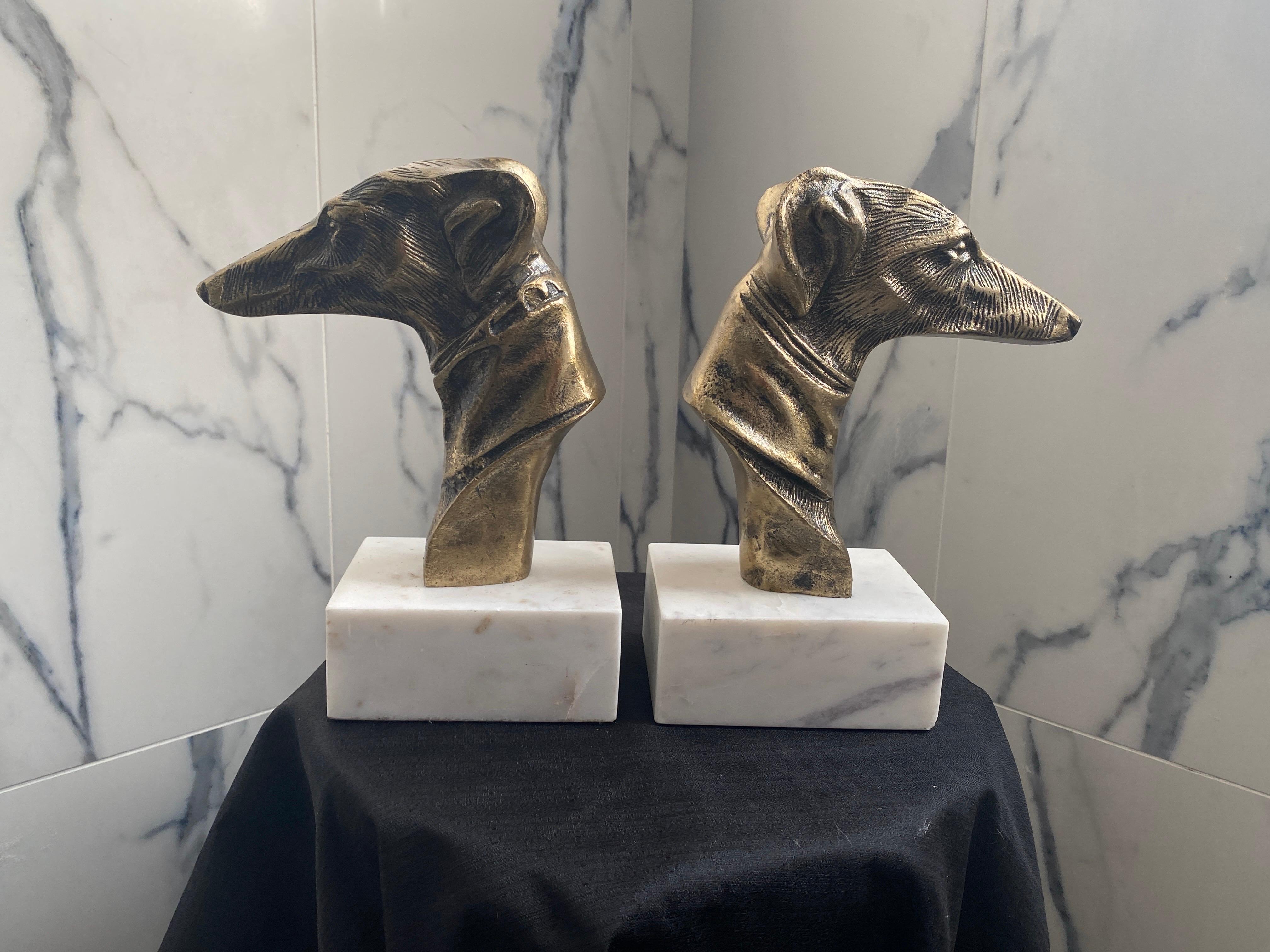 Pareja de sujetalibros de metal latonado con perro galgo y base de mármol blanco en venta 1