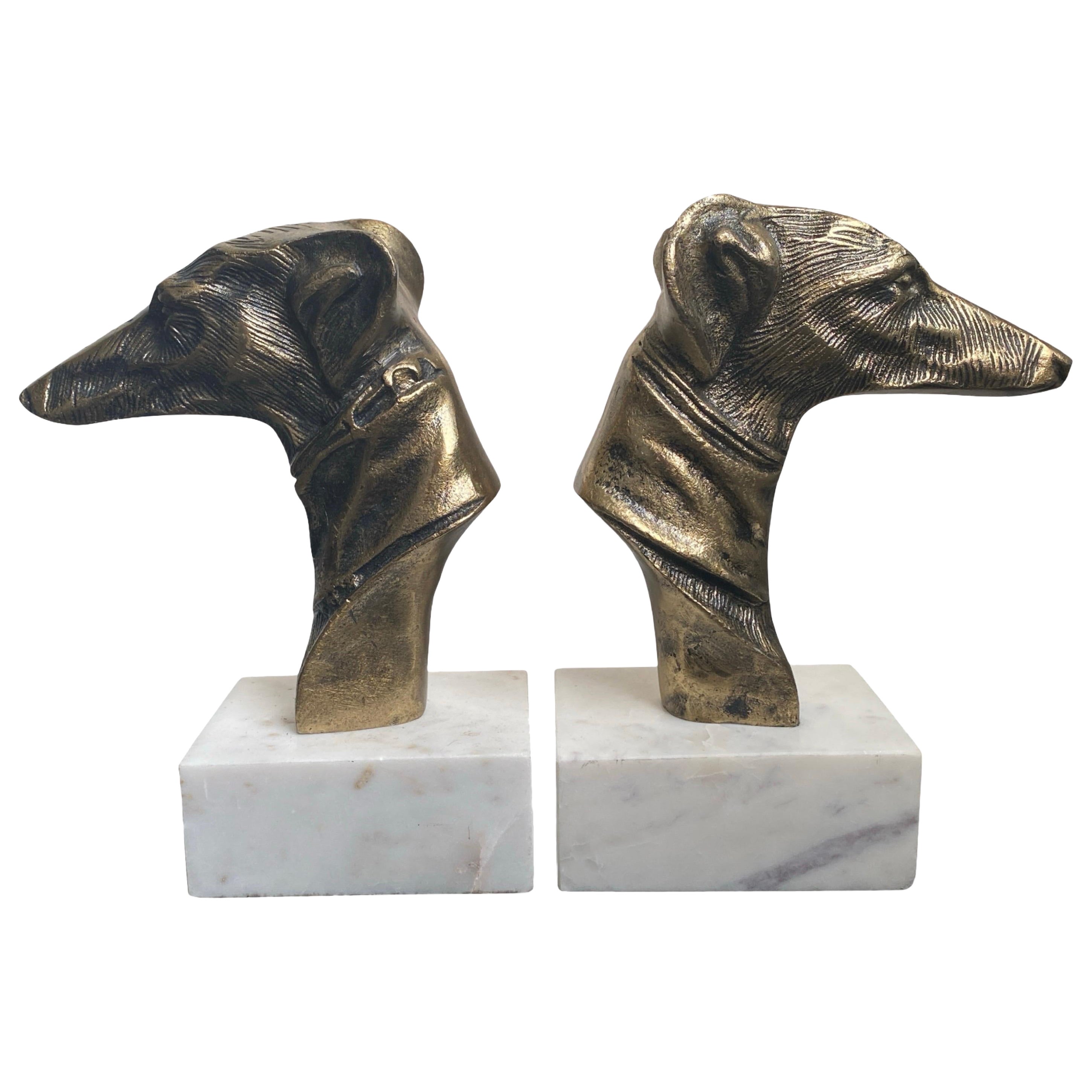 Pareja de sujetalibros de metal latonado con perro galgo y base de mármol blanco