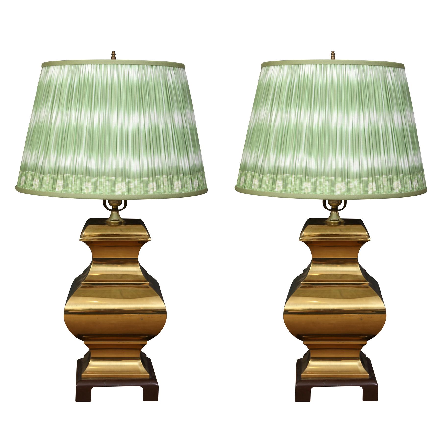 Paire de lampes en laiton de style asiatique du milieu du siècle dernier en vente