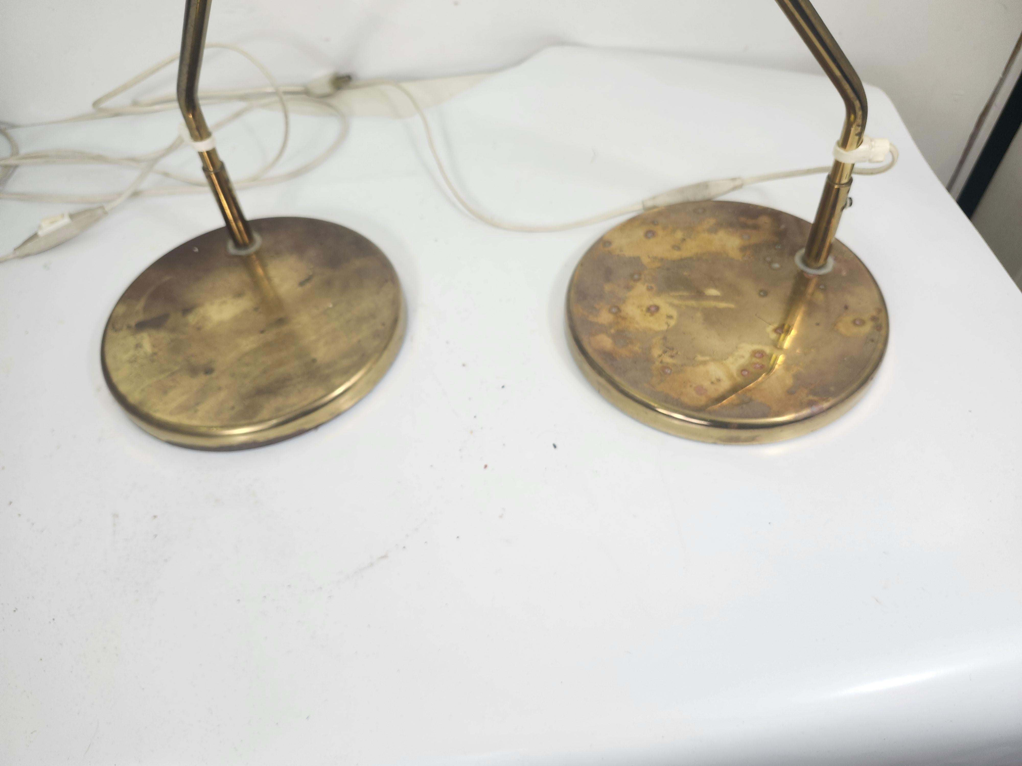 Paire de lampes de table articulées en laiton du milieu du siècle dernier par Aneta Sweden en vente 2