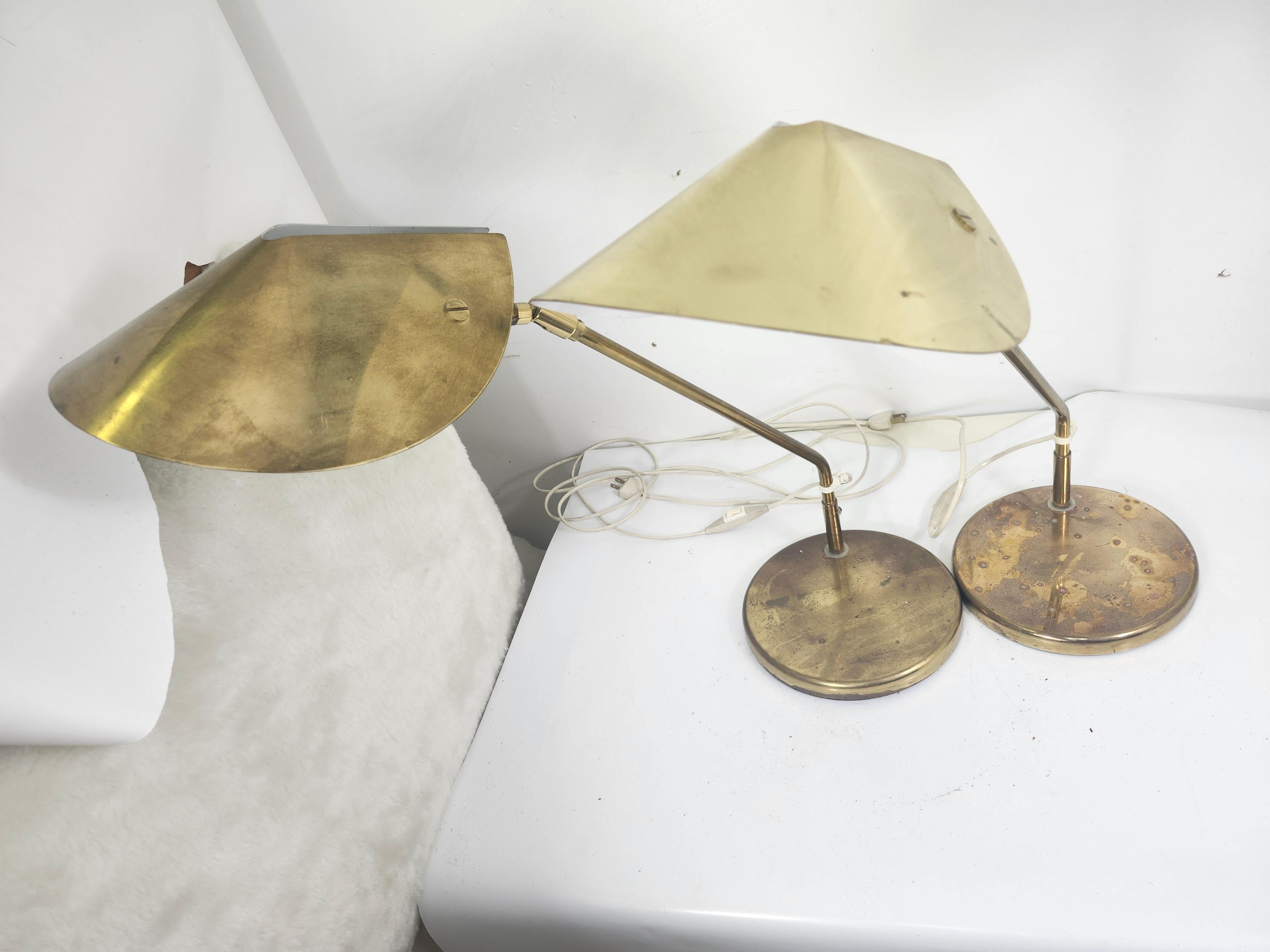 Paire de lampes de table articulées en laiton du milieu du siècle dernier par Aneta Sweden en vente 3