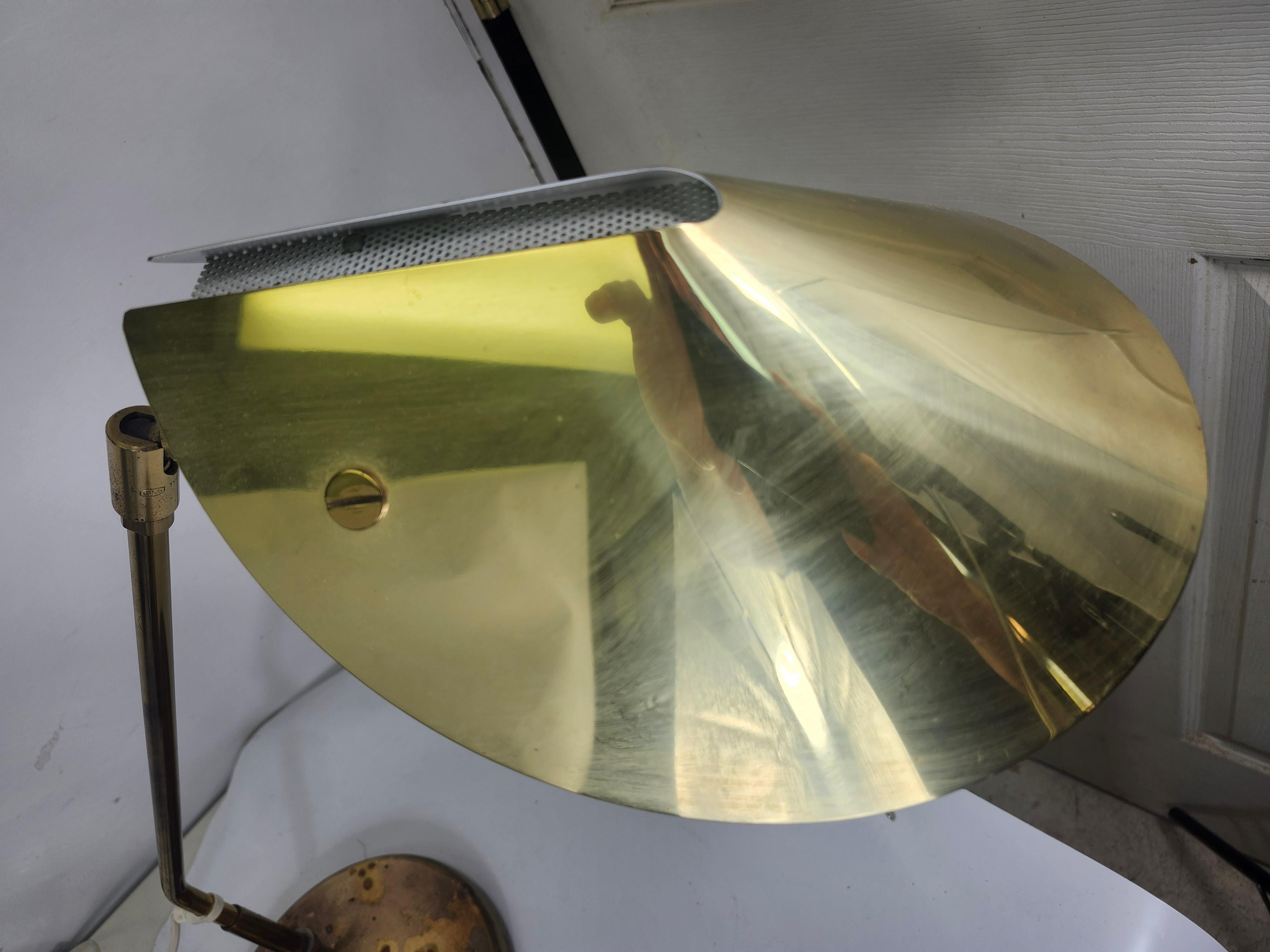 Paire de lampes de table articulées en laiton du milieu du siècle dernier par Aneta Sweden en vente 4