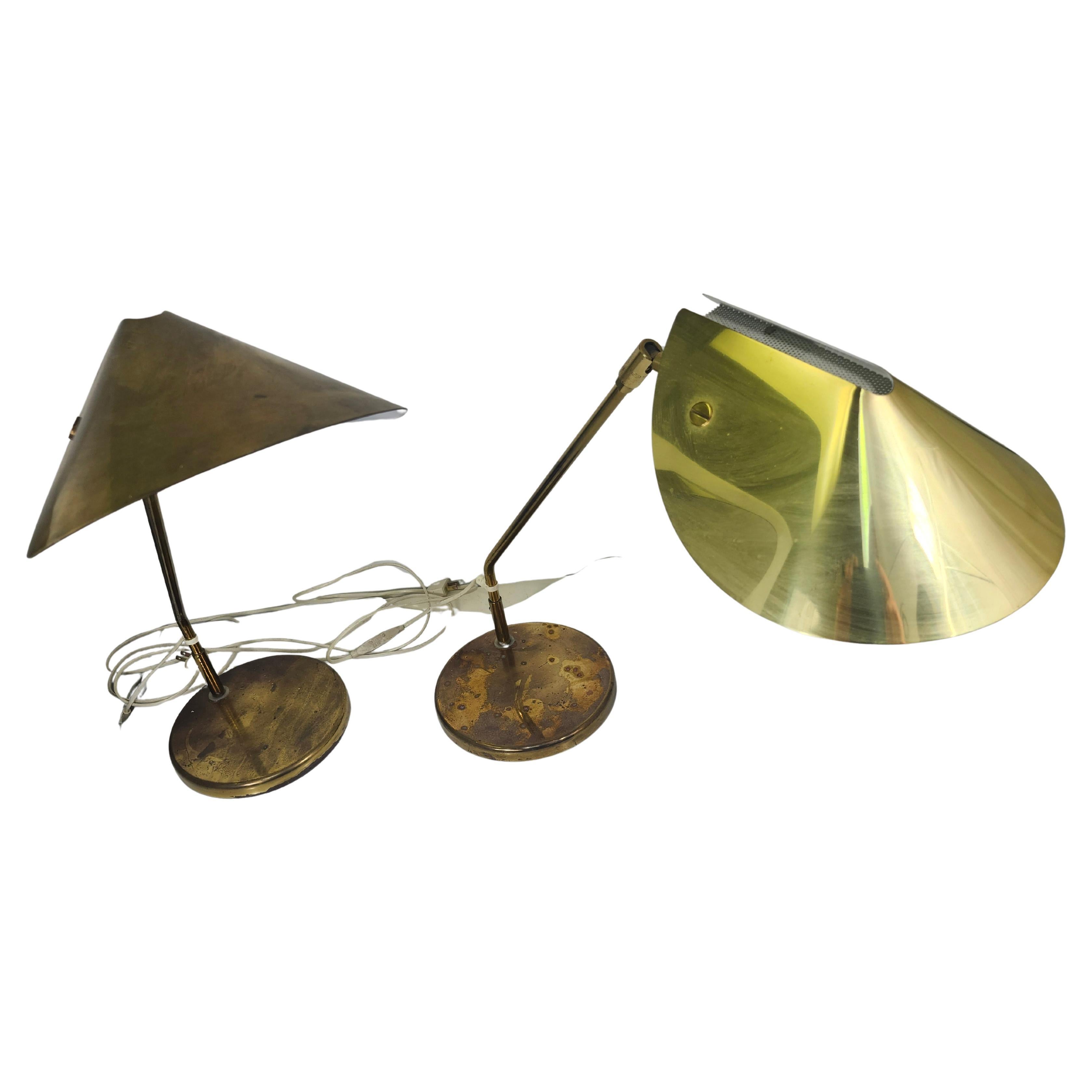 Spectaculaire paire de lampes de table en laiton, sculpturales et articulées, datant du milieu du siècle dernier et fabriquées par Aneta en Suède. Les paires sont toutes deux signées et documentées par des numéros de série. Laiton massif avec des