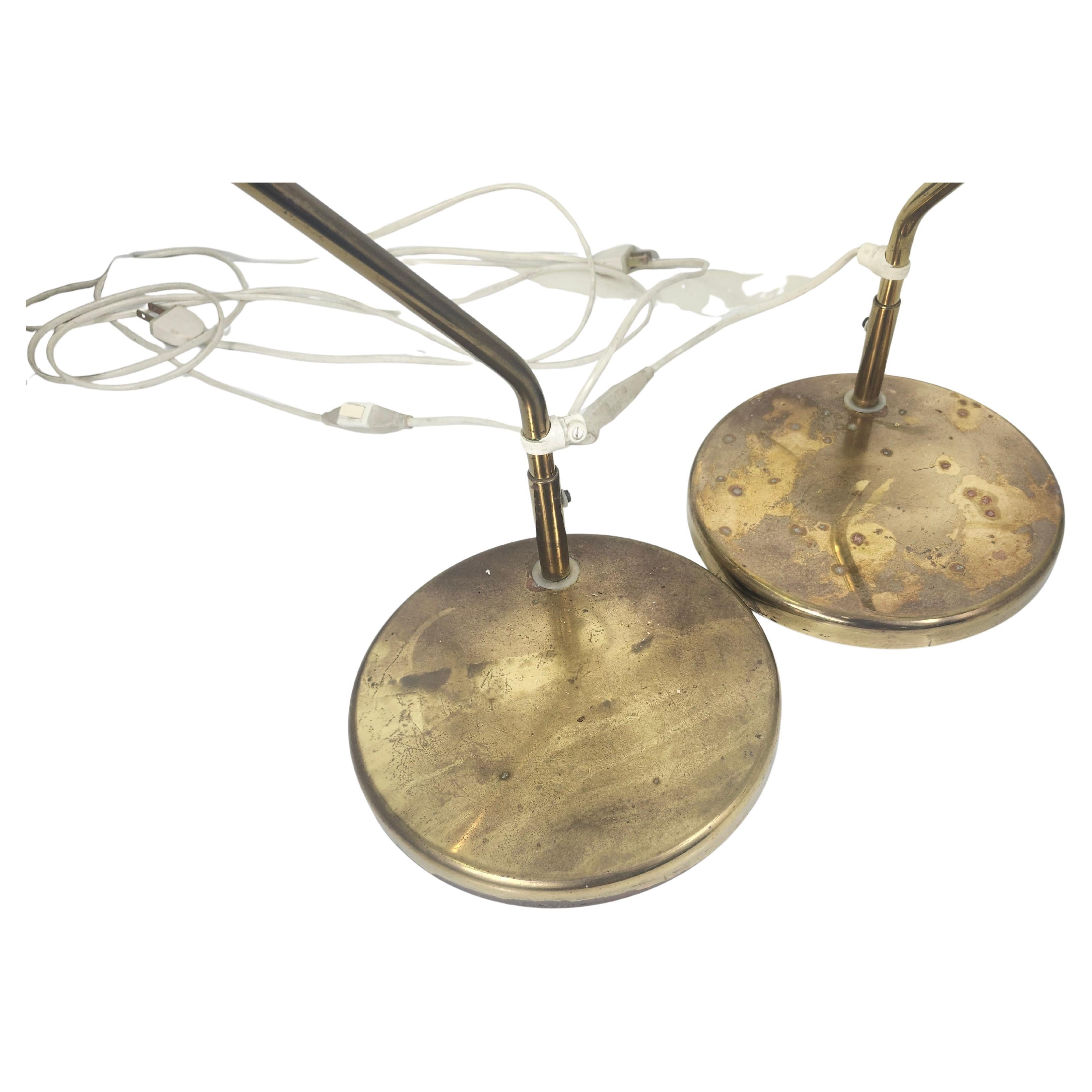Mid-Century Modern Paire de lampes de table articulées en laiton du milieu du siècle dernier par Aneta Sweden en vente