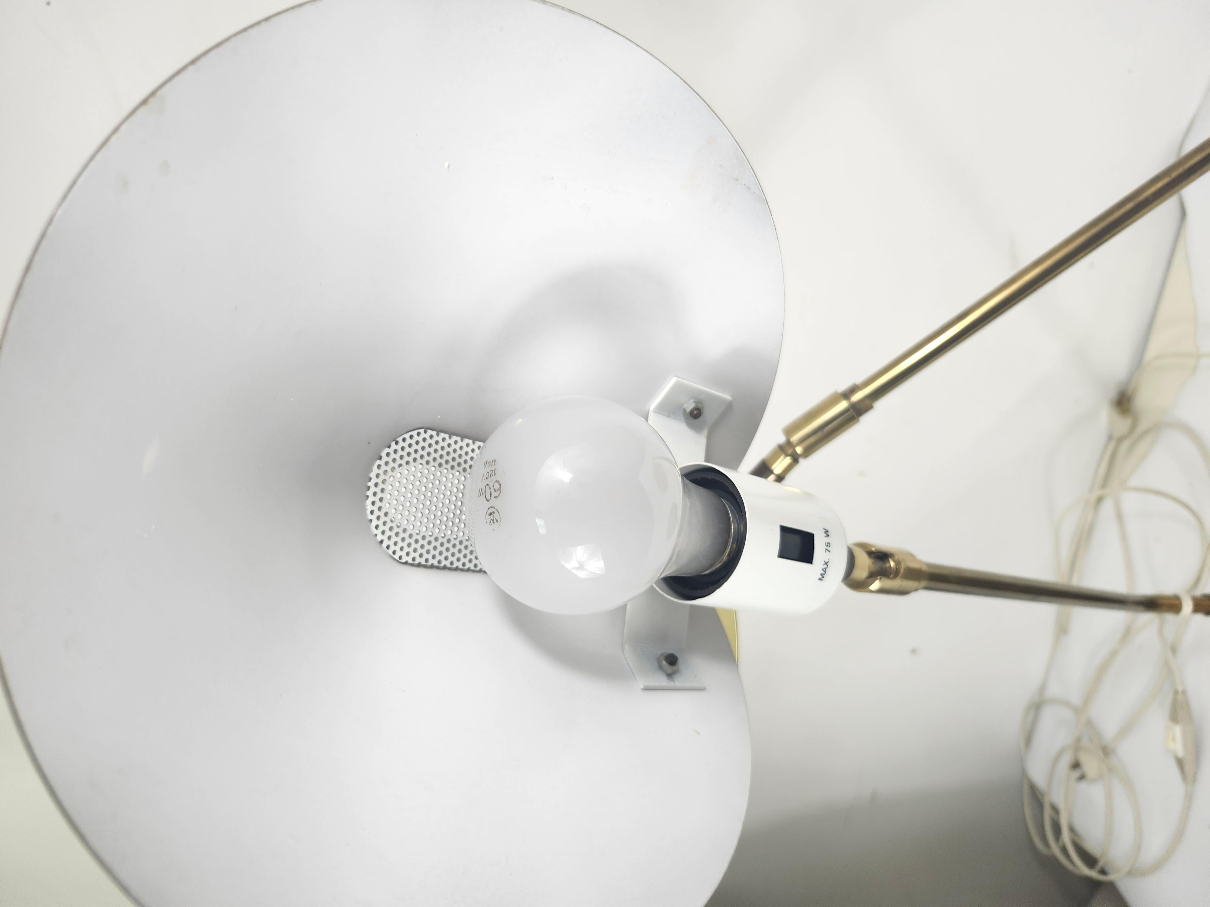 Paire de lampes de table articulées en laiton du milieu du siècle dernier par Aneta Sweden en vente 1