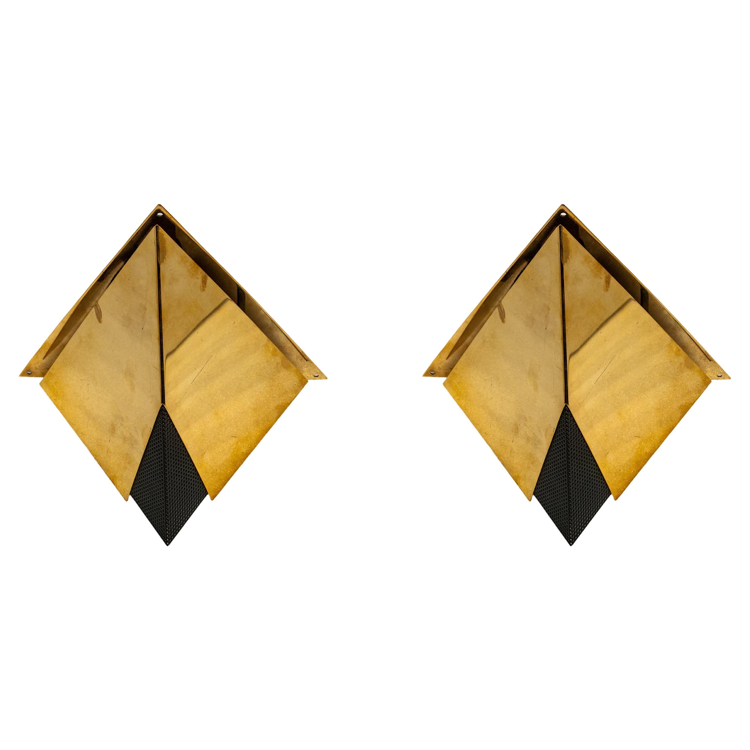 Paire d'appliques murales triangulaires, modernes du milieu du siècle, avec des plaques en laiton et un centre en maille. Recâblée pour une utilisation américaine, elle est dotée d'une ampoule à culot standard.

The Lockhart Collection est une