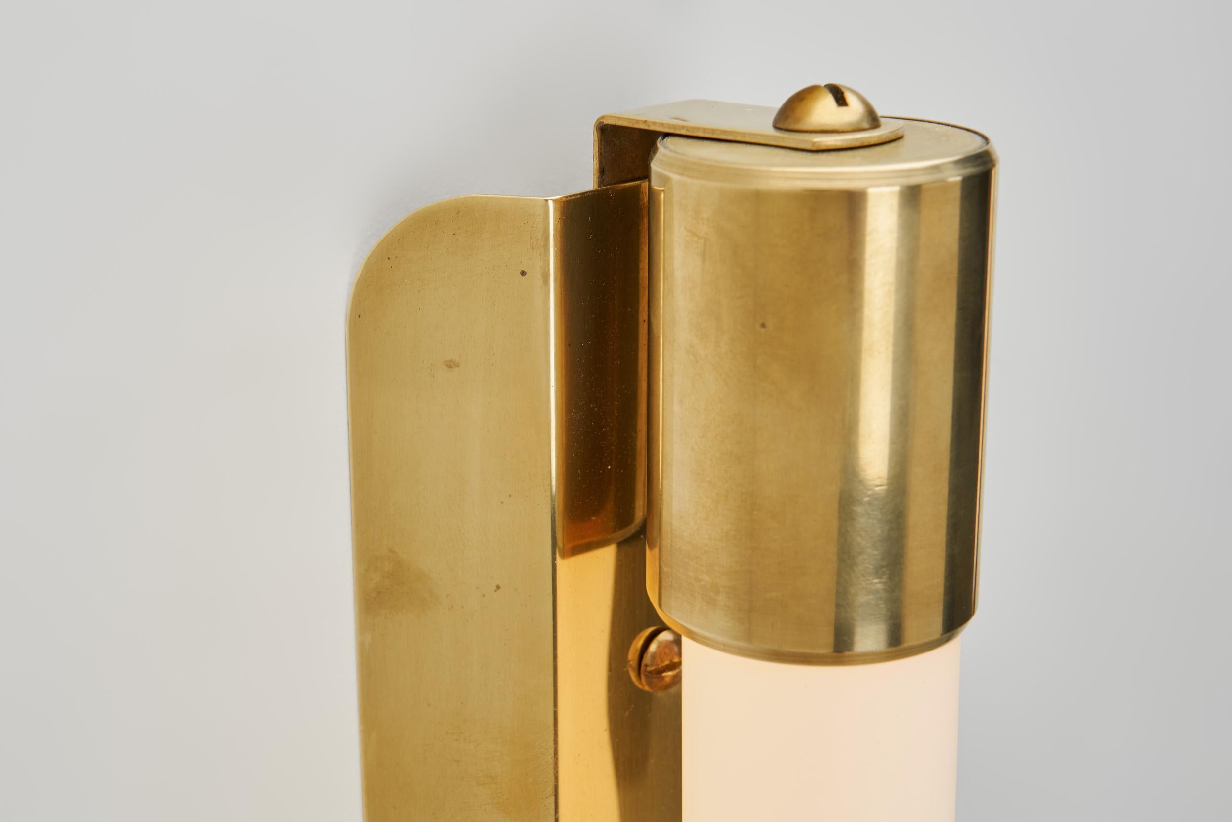 Paire d'appliques en laiton Model No. 71032 par Mauri Almari Mauri pour Idman, Finlande, années 1950 en vente 7
