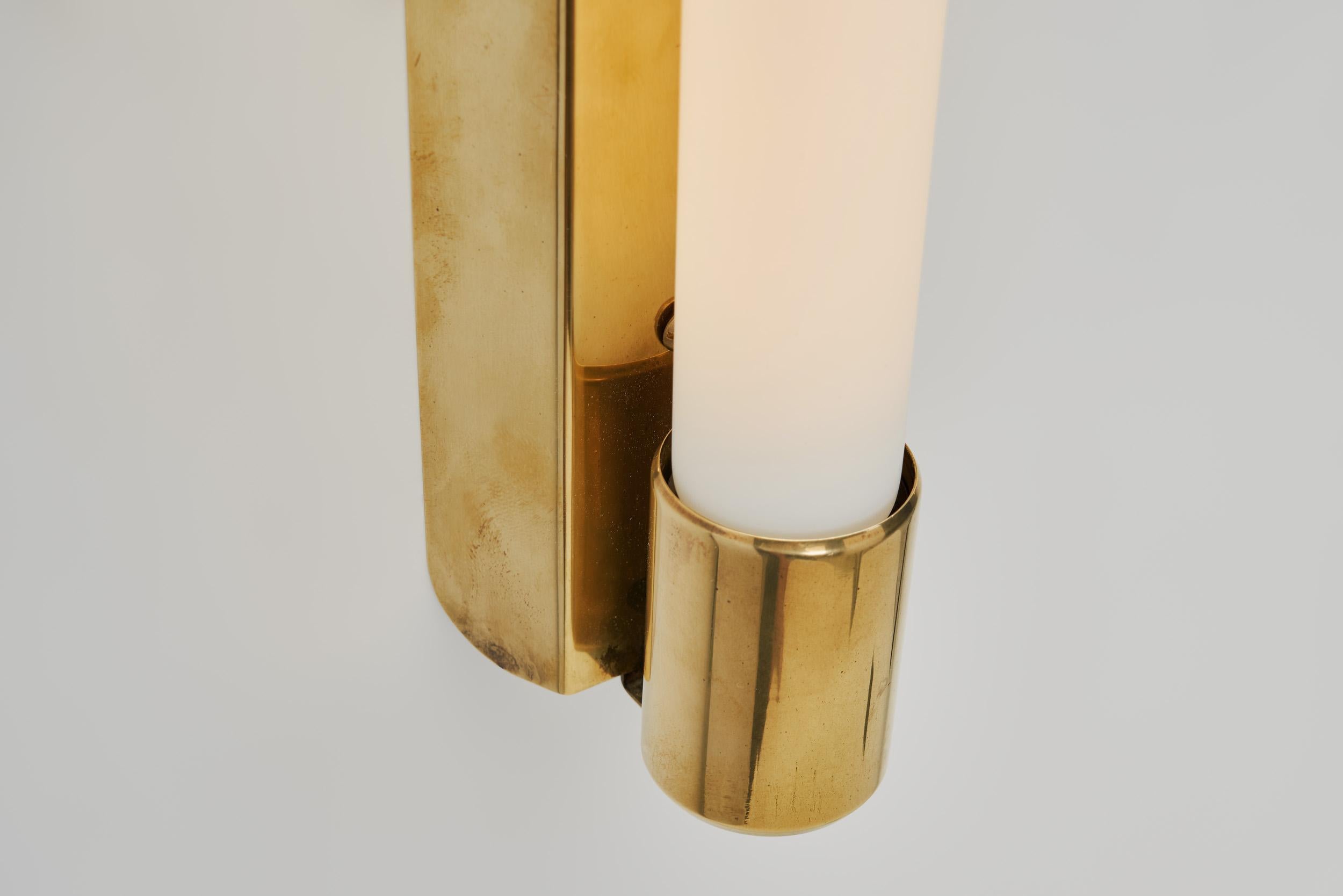 Paire d'appliques en laiton Model No. 71032 par Mauri Almari Mauri pour Idman, Finlande, années 1950 en vente 11