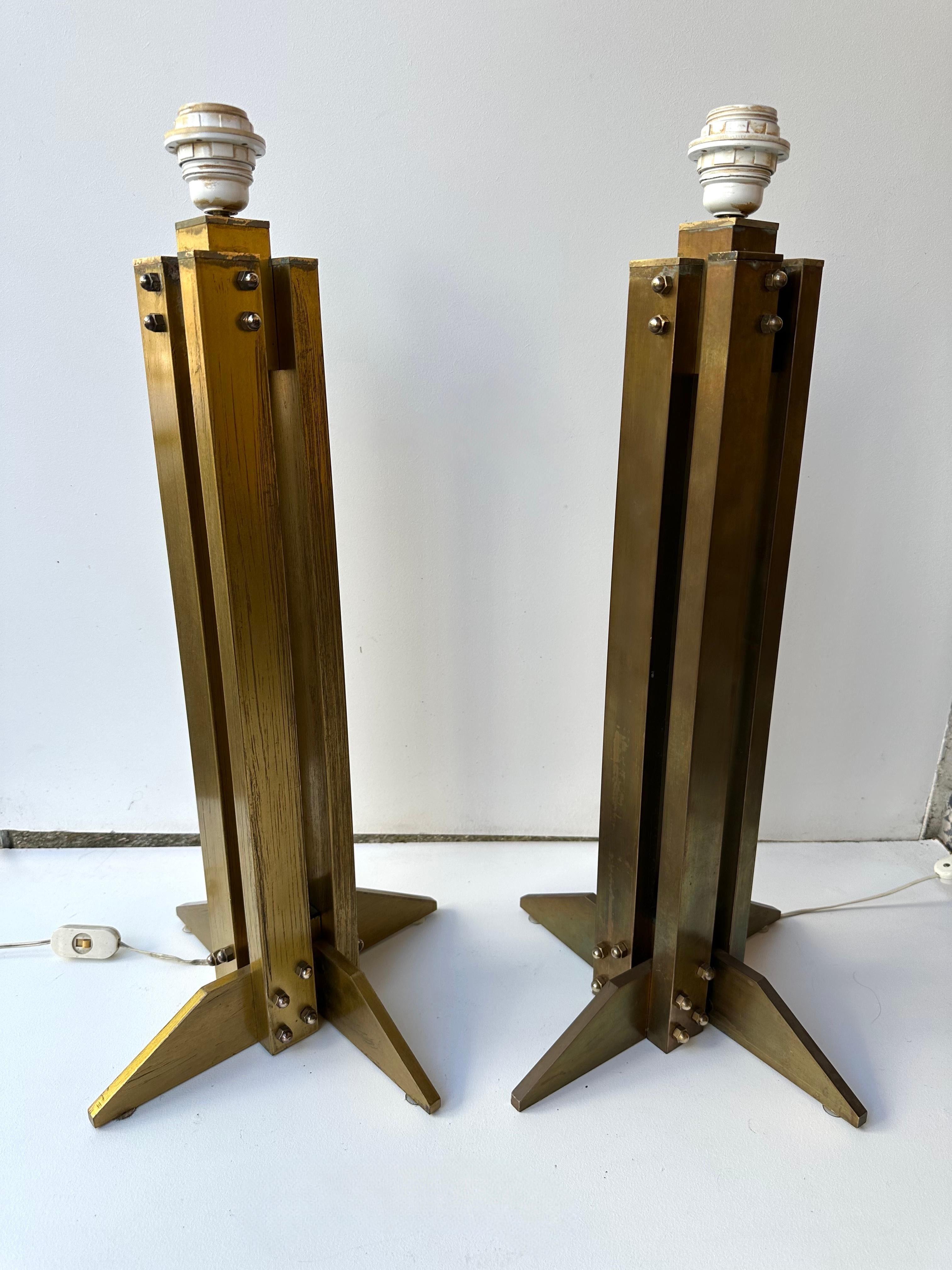 Mid-Century Modern Space Age Brutalist Pair of table or bedside lamps in brass.

Demo shades are not included.
Measurements in description indicated with demo shades
Measurements lamps only H61 x W32 x D32 centimeters