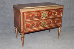 Ein Paar Kommoden aus geflammtem Mahagoni im baltischen Directoire-Stil mit Messingbeschlägen