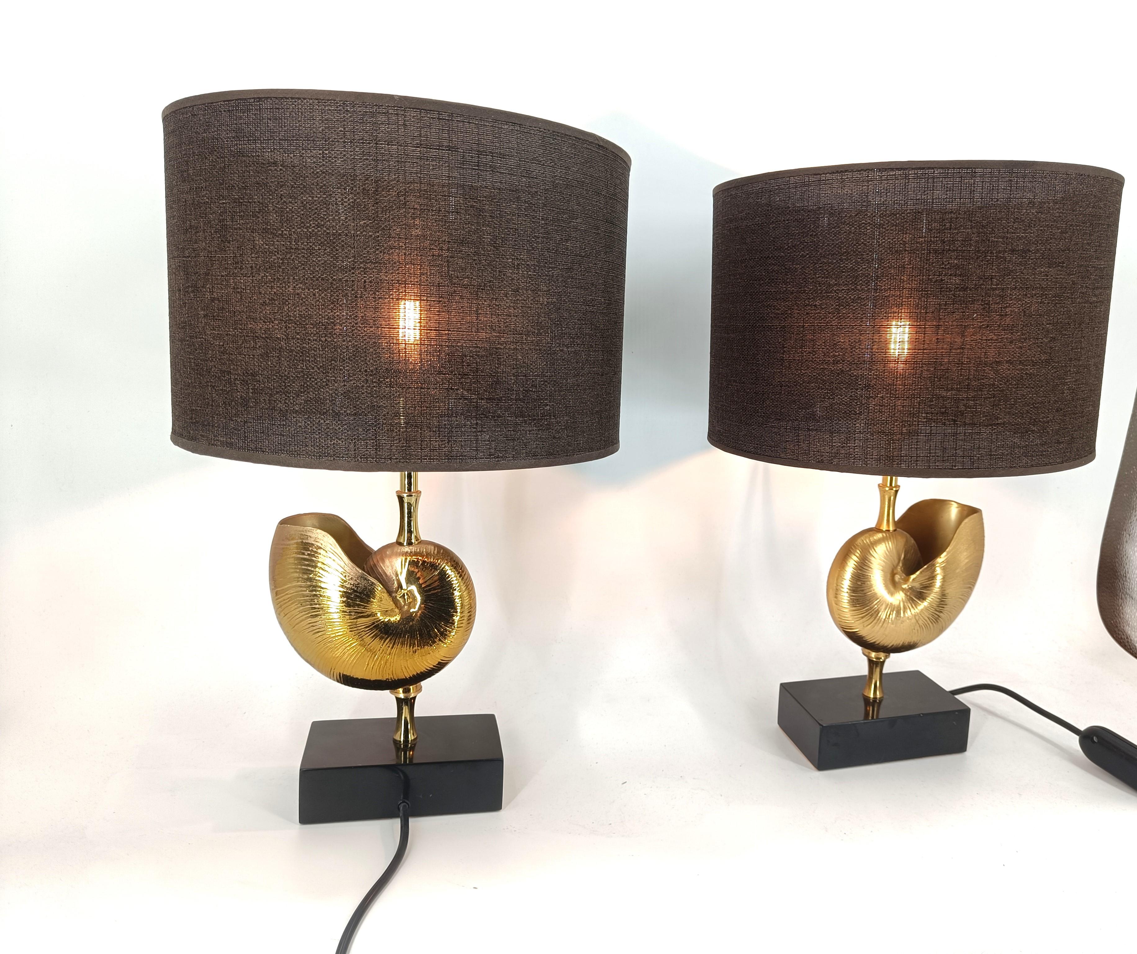 Pareja de lámparas de mesa nautilus de latón, años 70 - Francia en venta 4