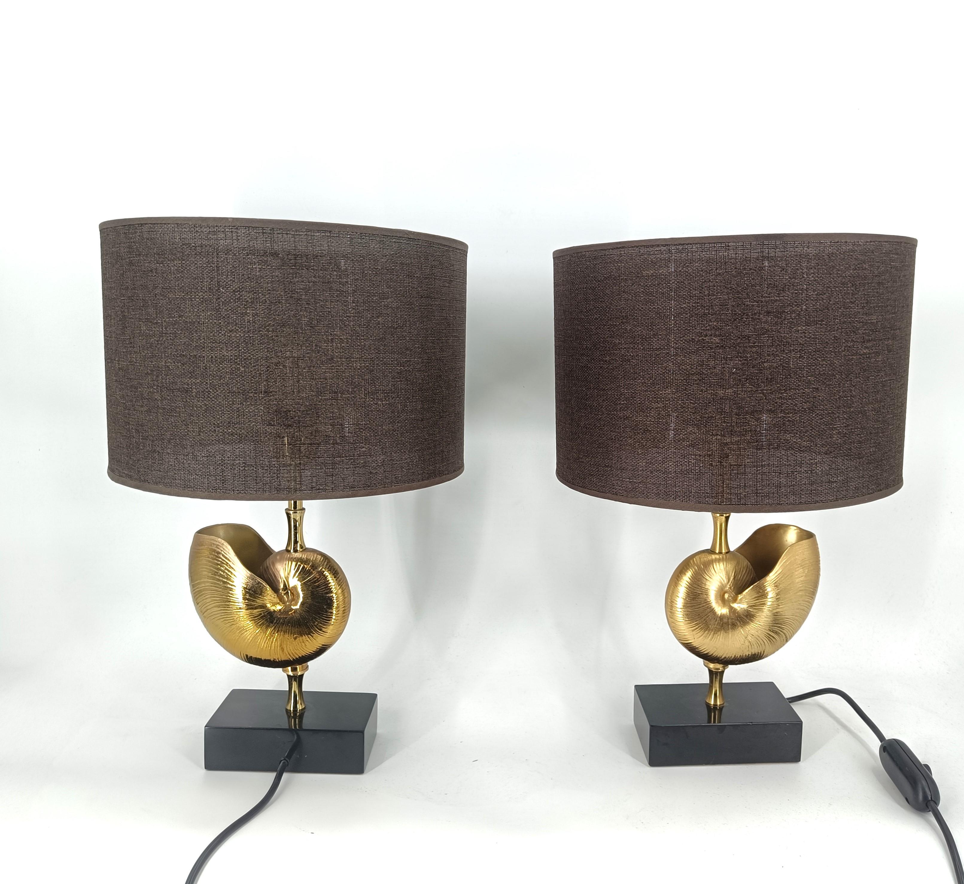 Pareja de lámparas de mesa nautilus de latón, años 70 - Francia Regencia de Hollywood en venta