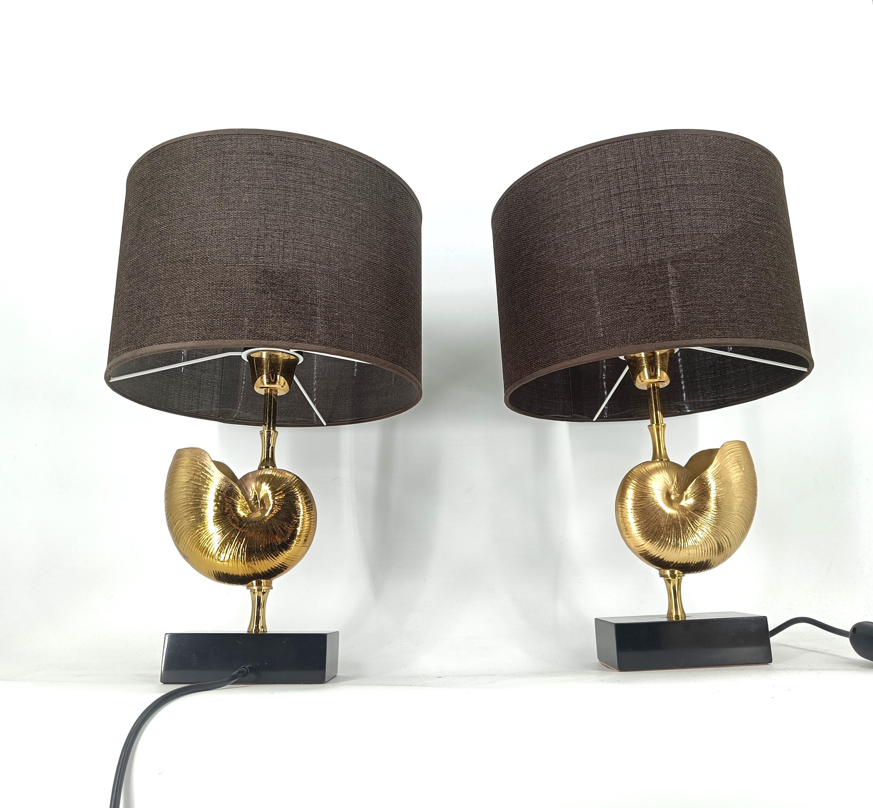 Pareja de lámparas de mesa nautilus de latón, años 70 - Francia en Bueno estado para la venta en Leuven, Vlaams Gewest