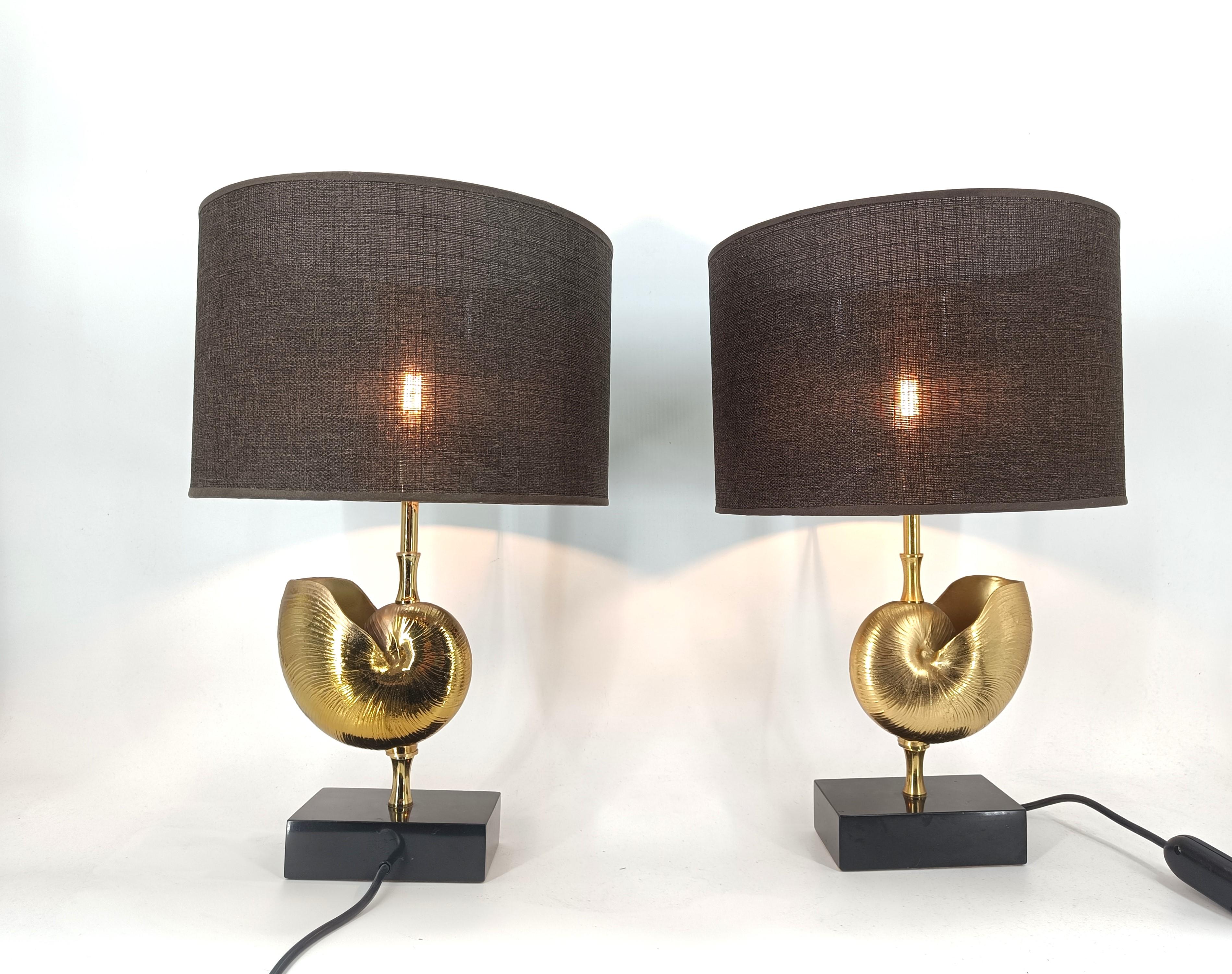 Pareja de lámparas de mesa nautilus de latón, años 70 - Francia en venta 2