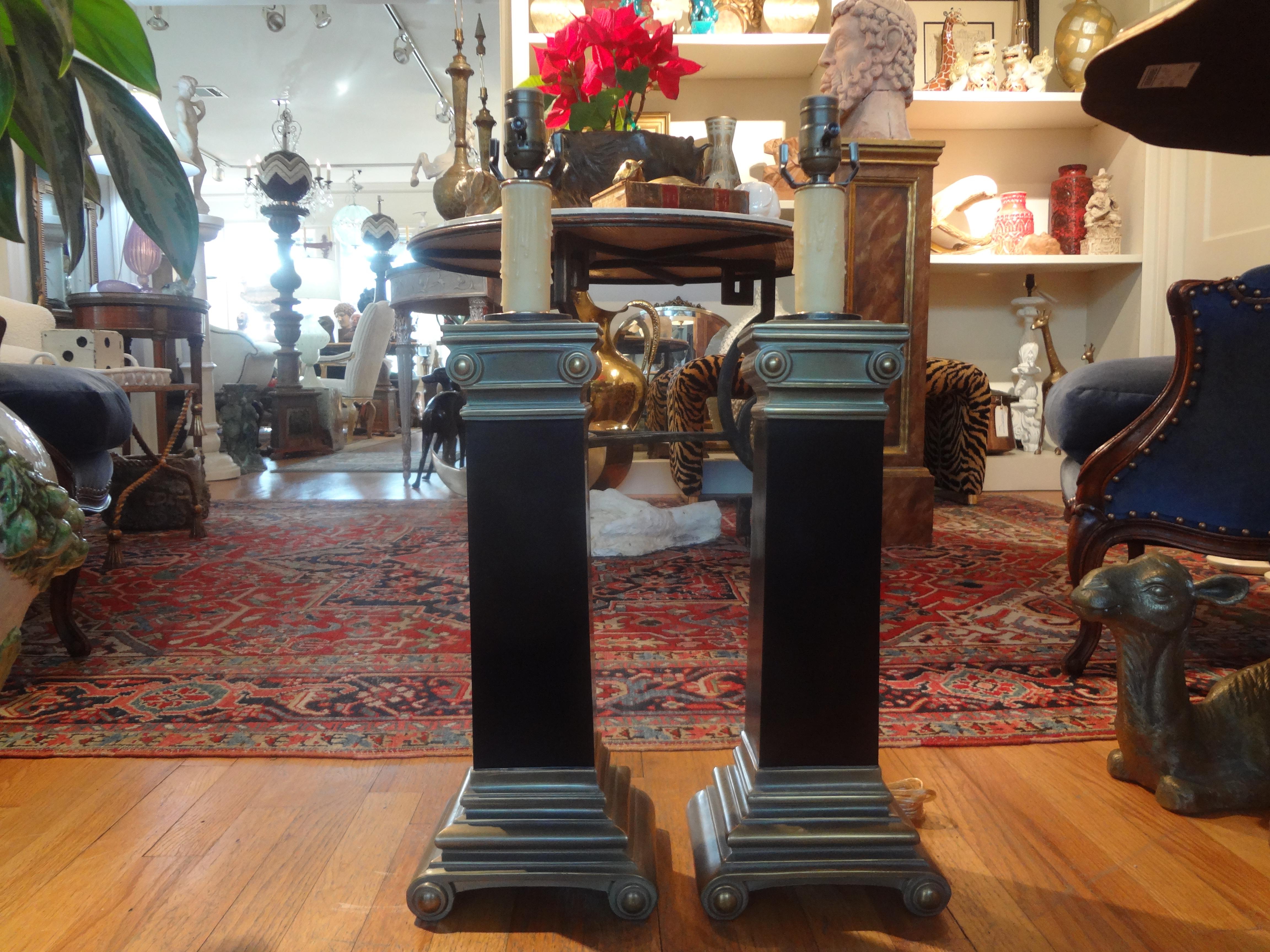 Großes Paar korinthische Säulenlampen aus Messing im neoklassischen Stil. Unsere gut dimensionierten Lampen im neoklassischen Stil wurden neu nach US-Spezifikationen verkabelt.